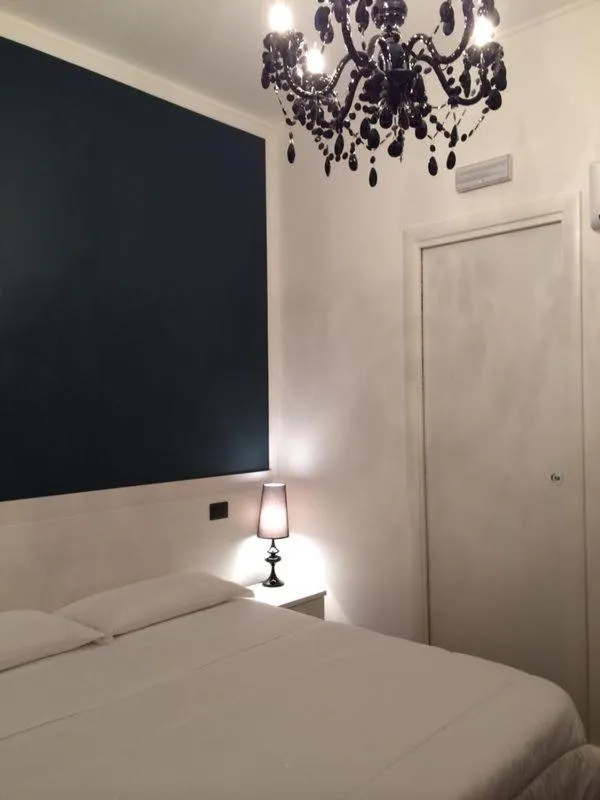 Bedroom, Bed in Metropoli's