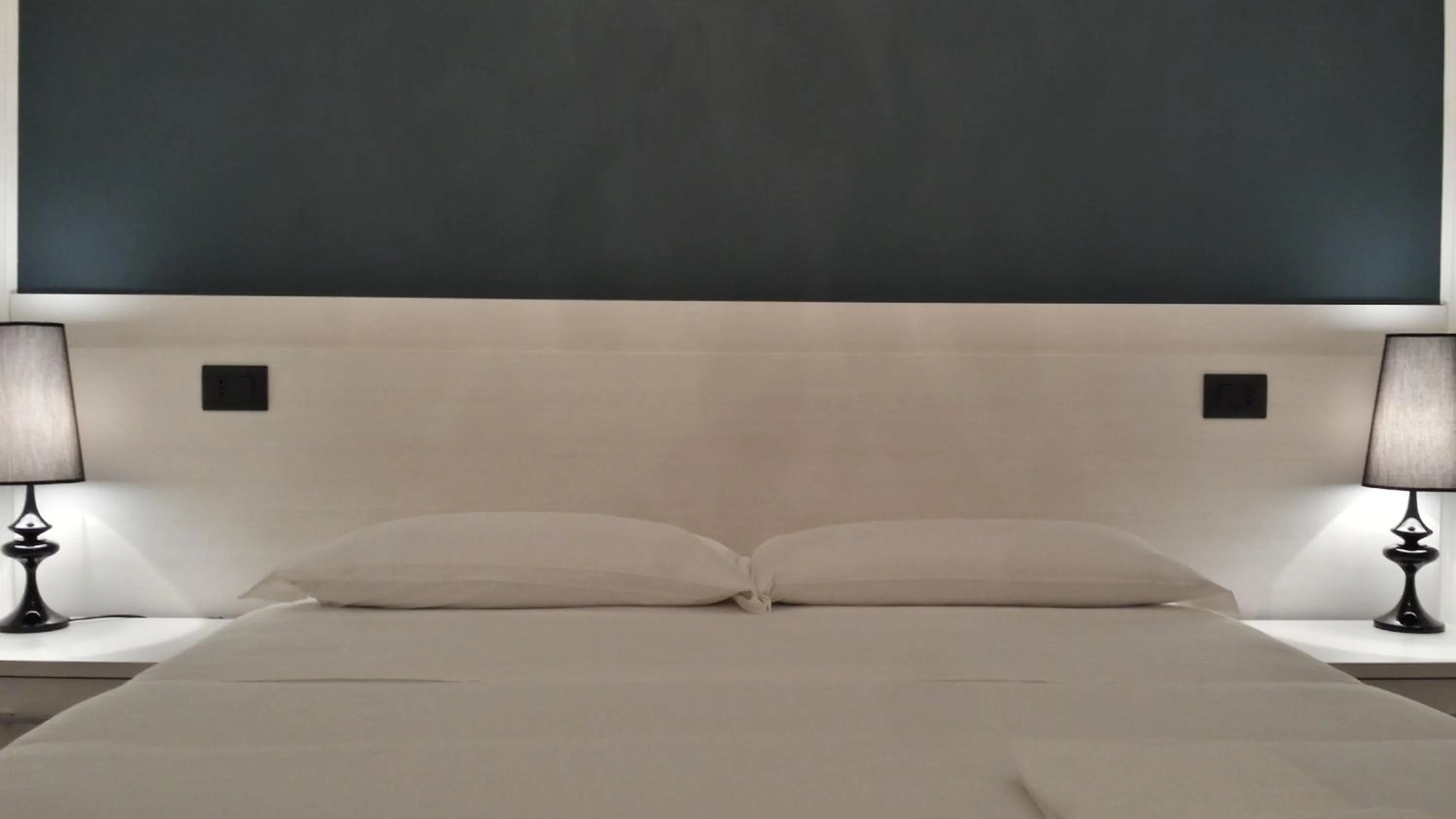 Bedroom, Bed in Metropoli's
