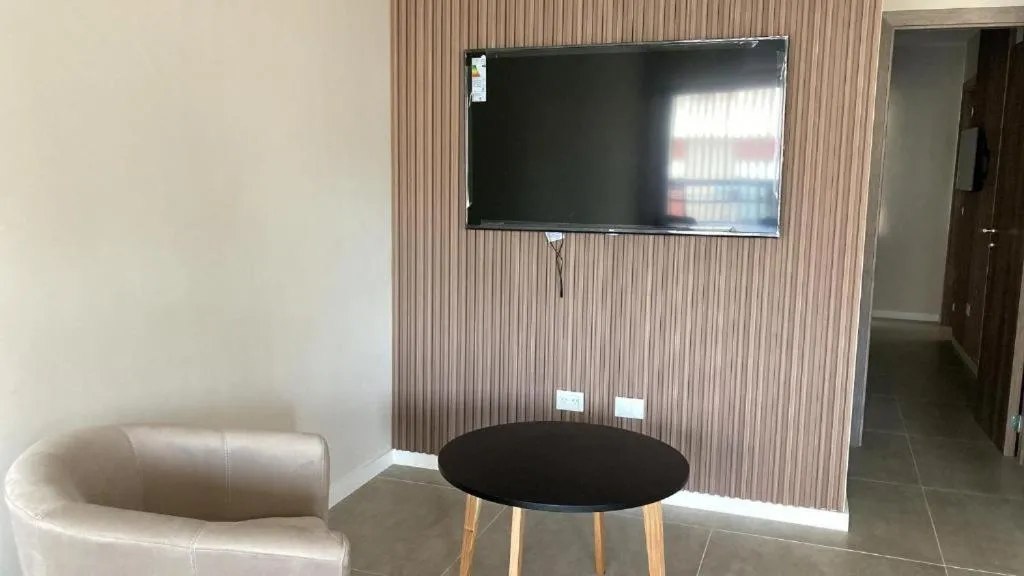 Communal lounge/ TV room in C&R Hoteles PDLA