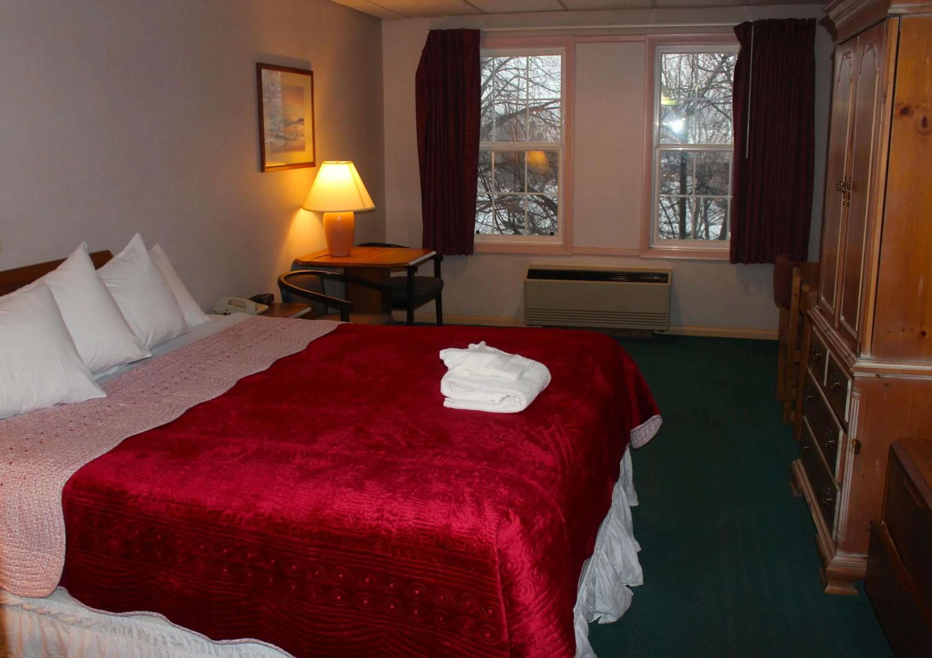 Photo of the whole room, Bed in Anchorage Inn Burlington
