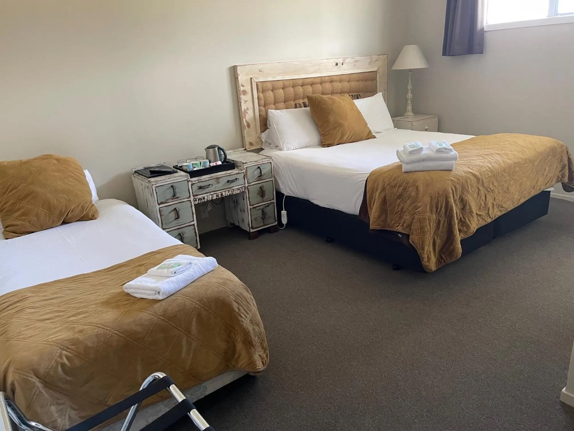 Bed in FatOwl Motel, Bar & Eatery