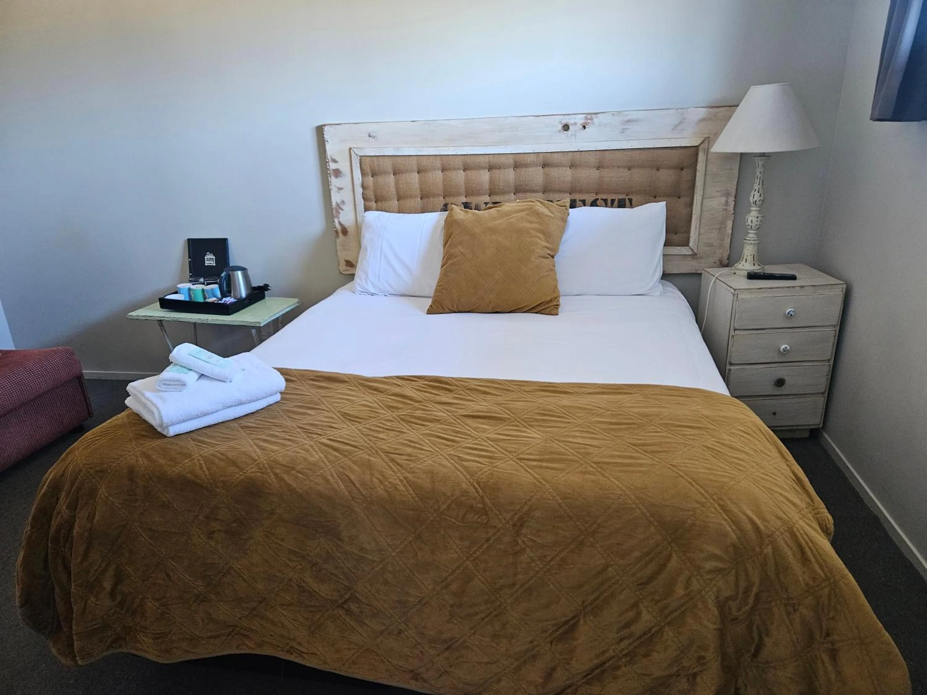 Bed in FatOwl Motel, Bar & Eatery