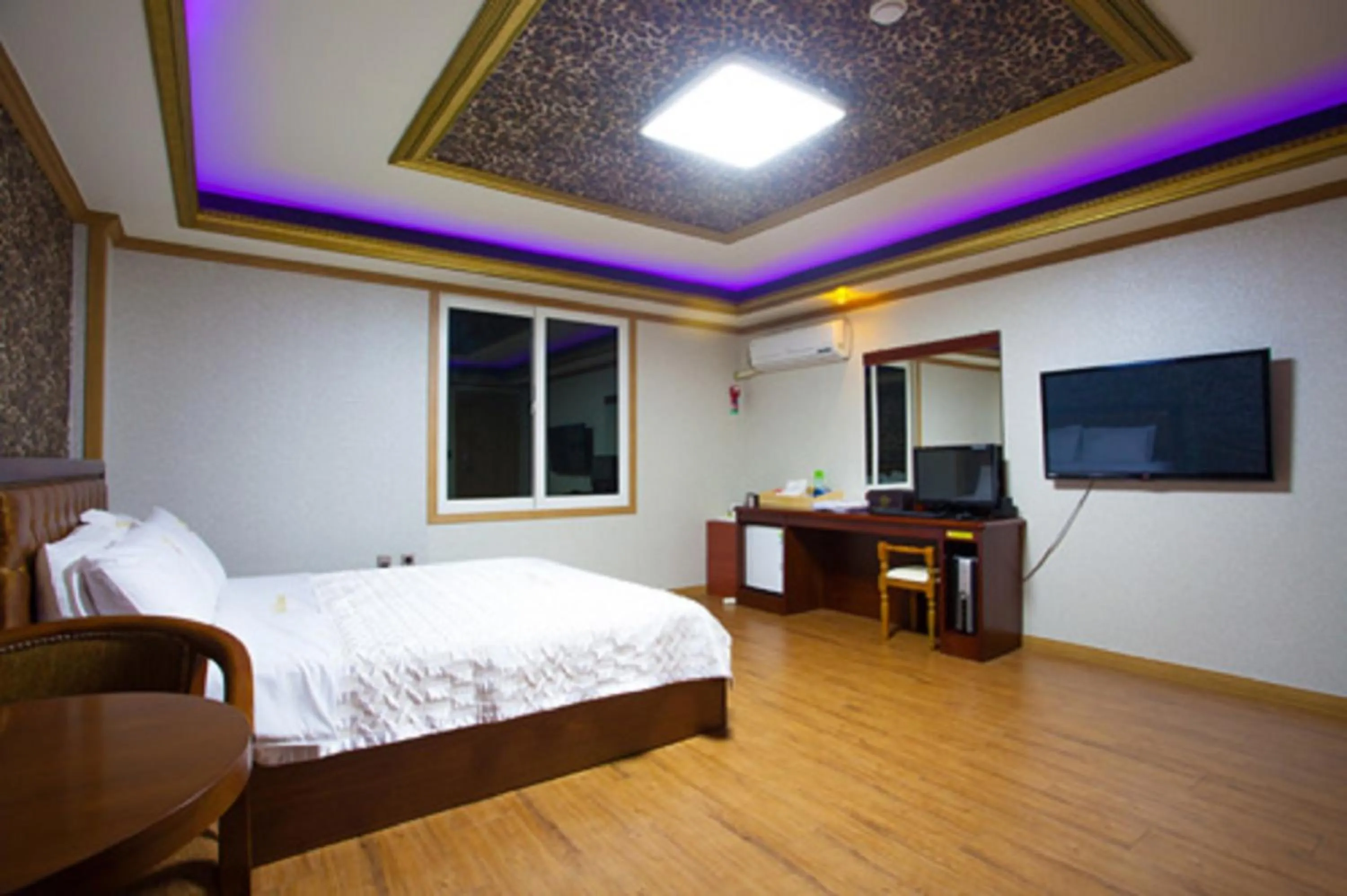 Property building, TV/Entertainment Center in GuangJu Hotel Banana