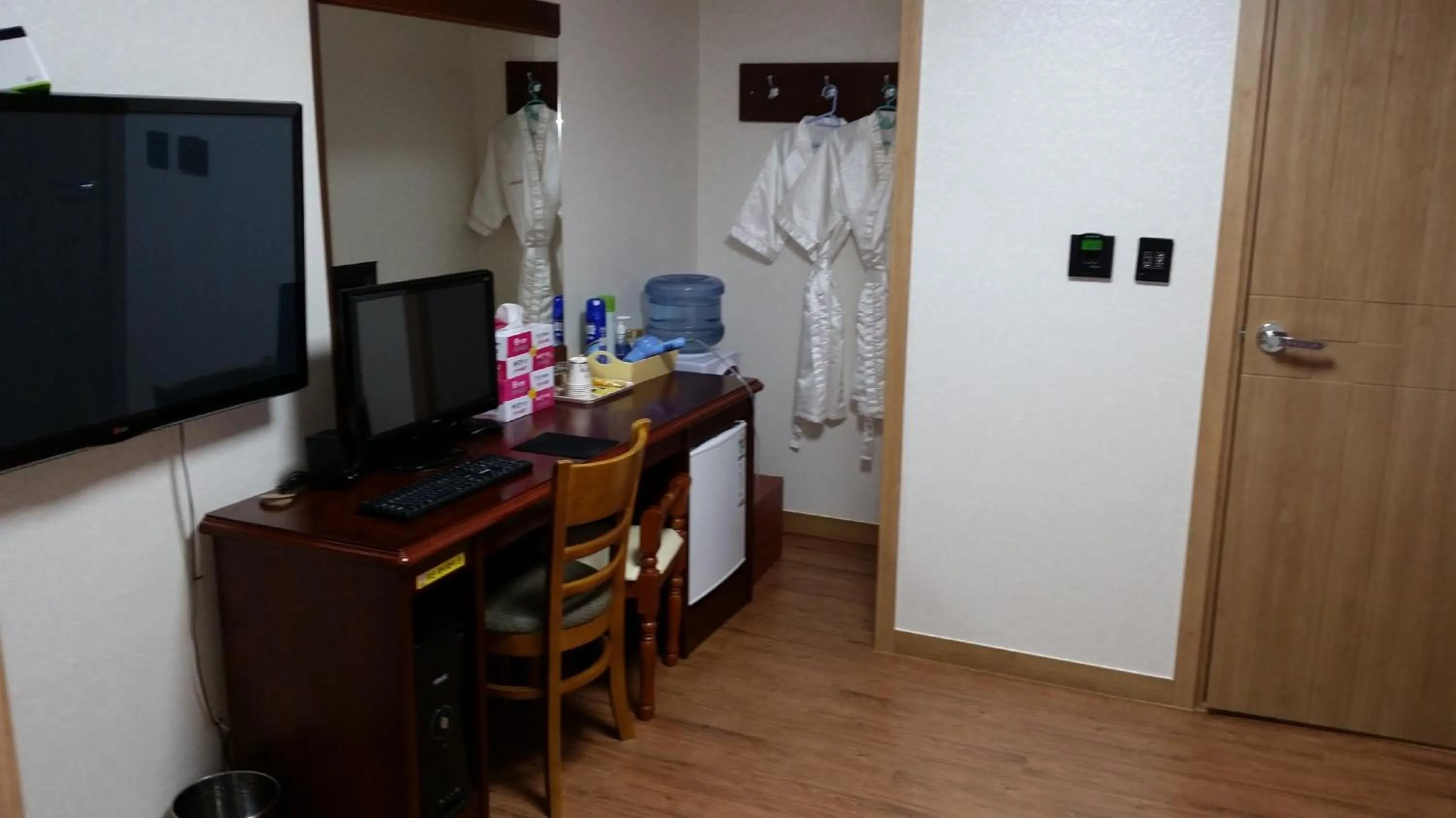 TV/Entertainment Center in GuangJu Hotel Banana