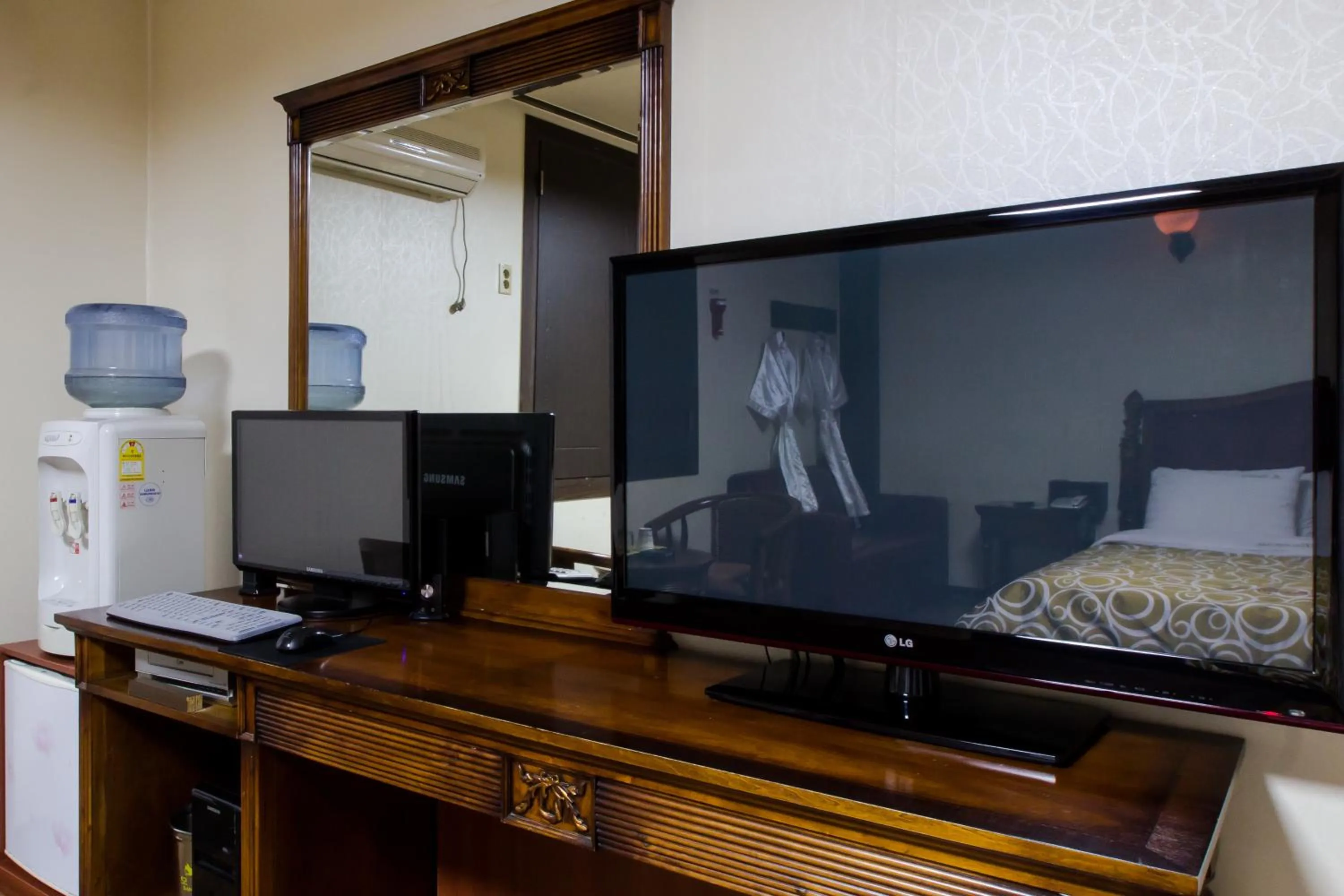 TV/Entertainment Center in GuangJu Hotel Banana