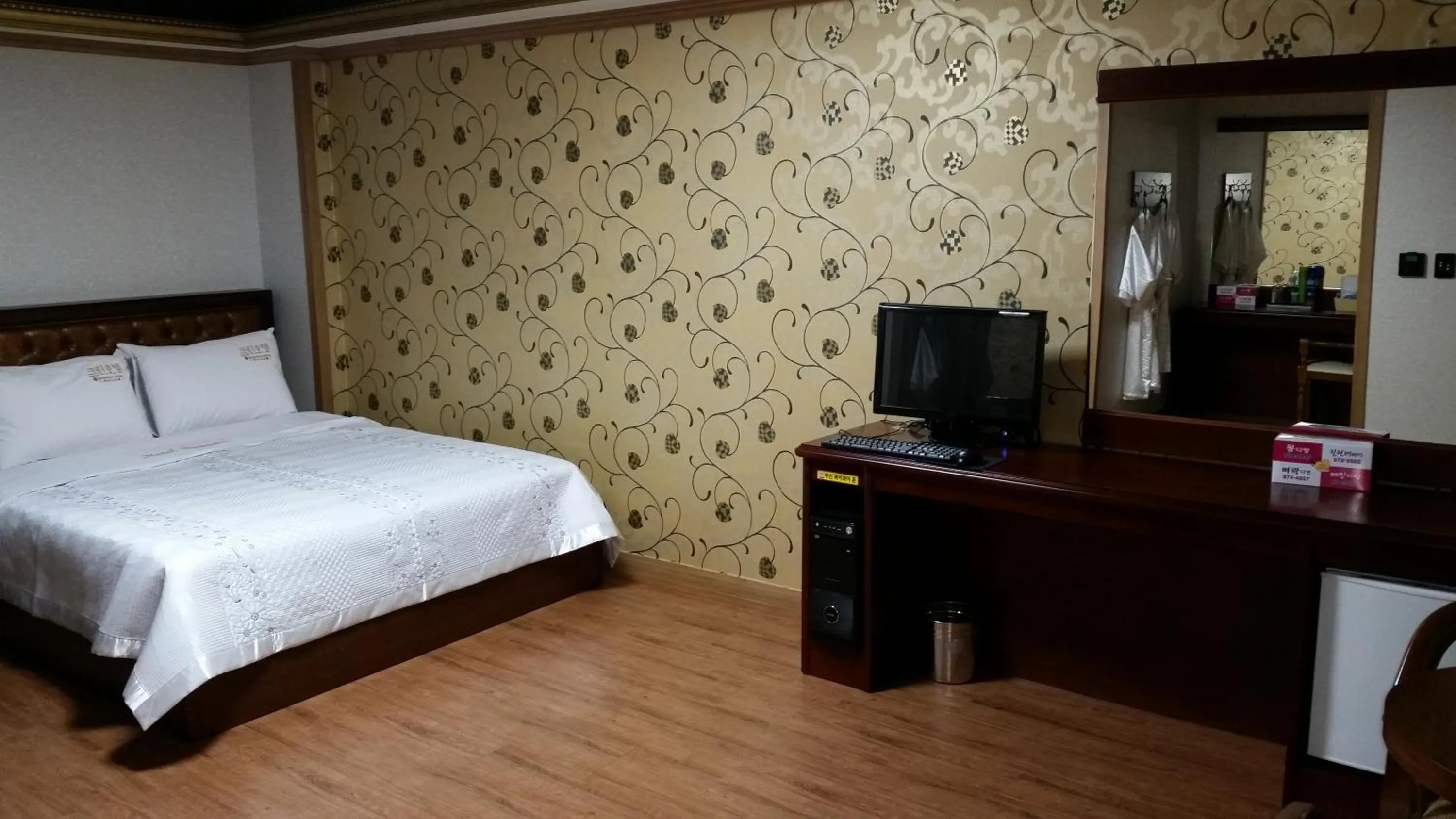 TV/Entertainment Center in GuangJu Hotel Banana