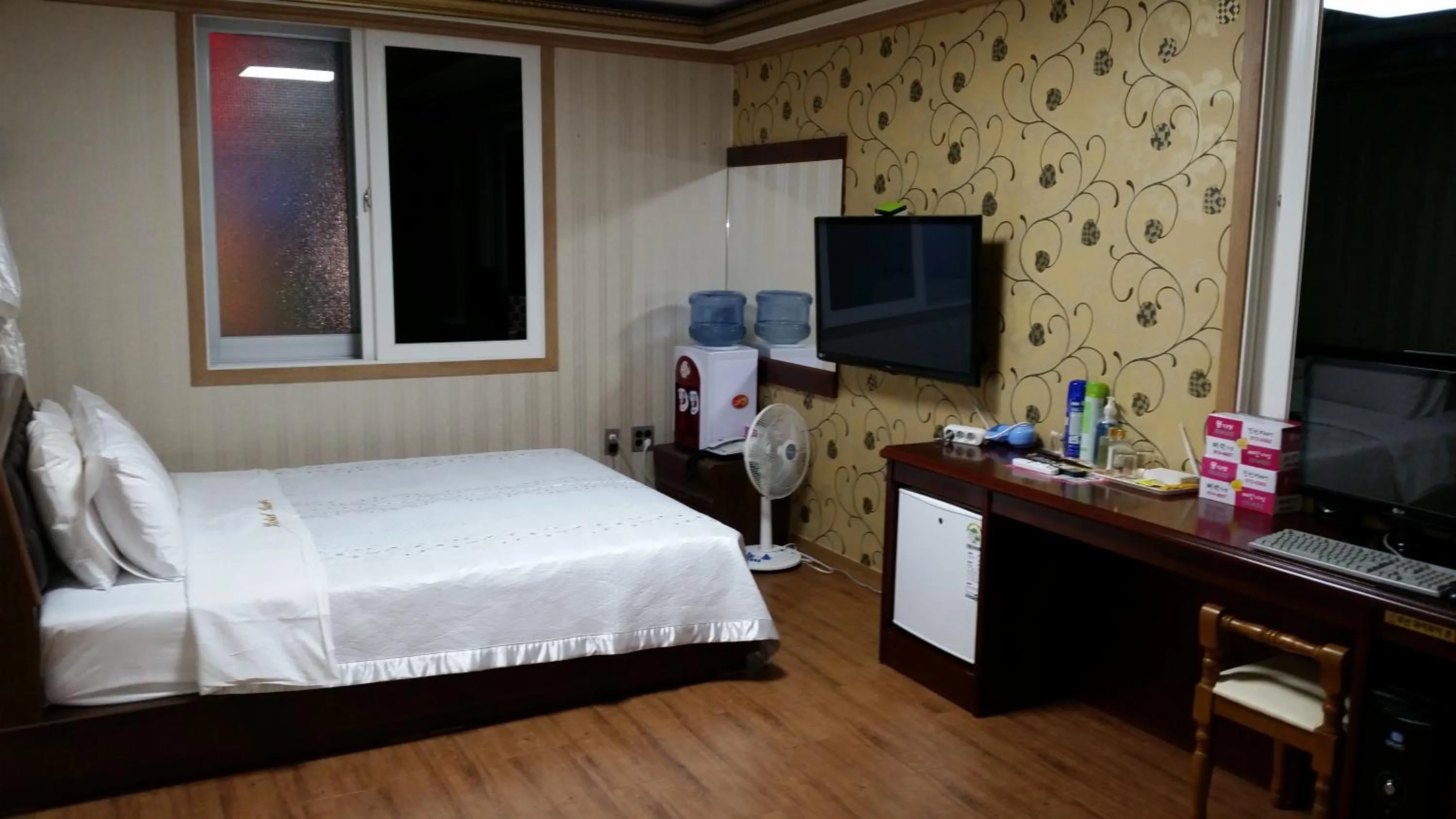 Property building, TV/Entertainment Center in GuangJu Hotel Banana