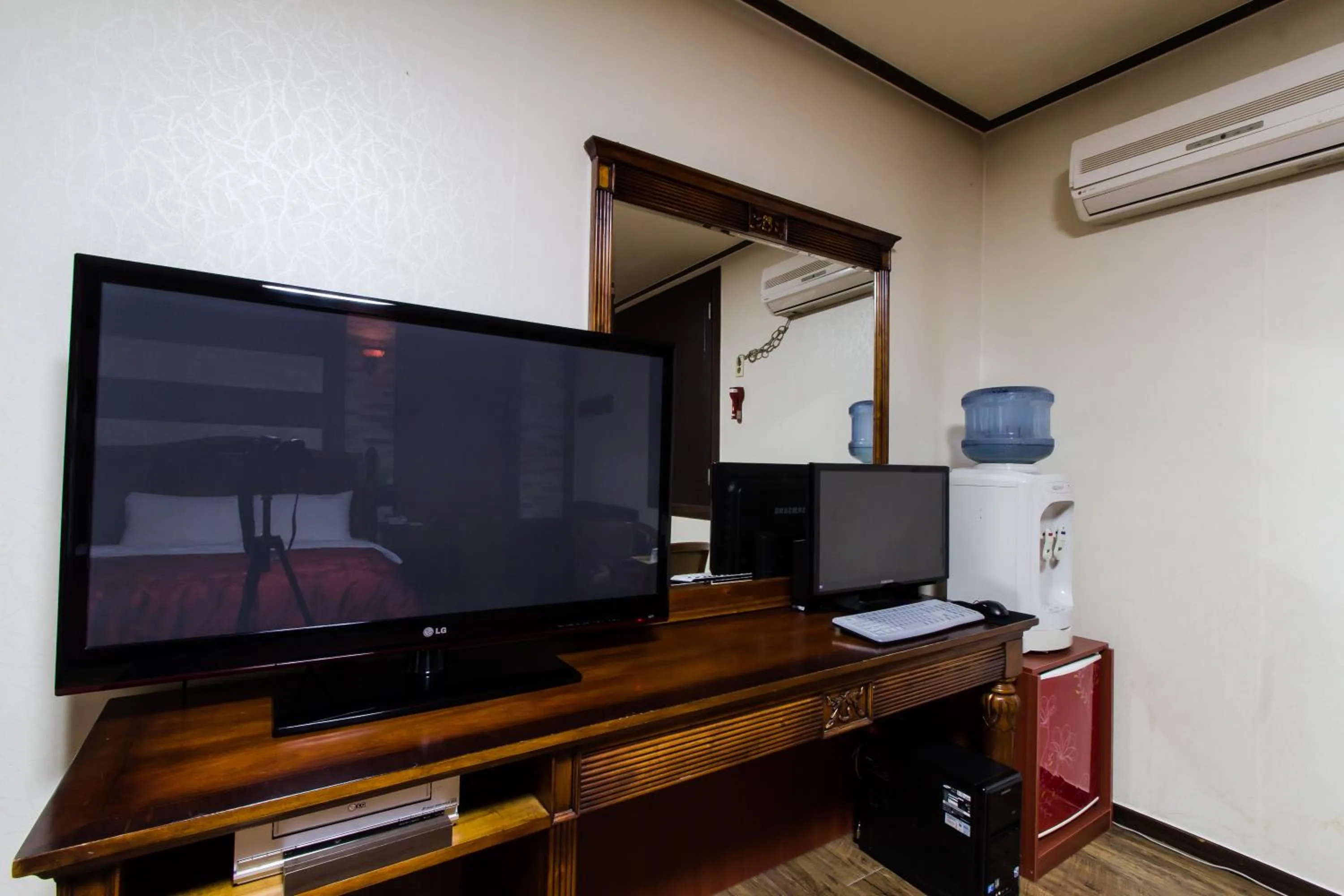 Property building, TV/Entertainment Center in GuangJu Hotel Banana