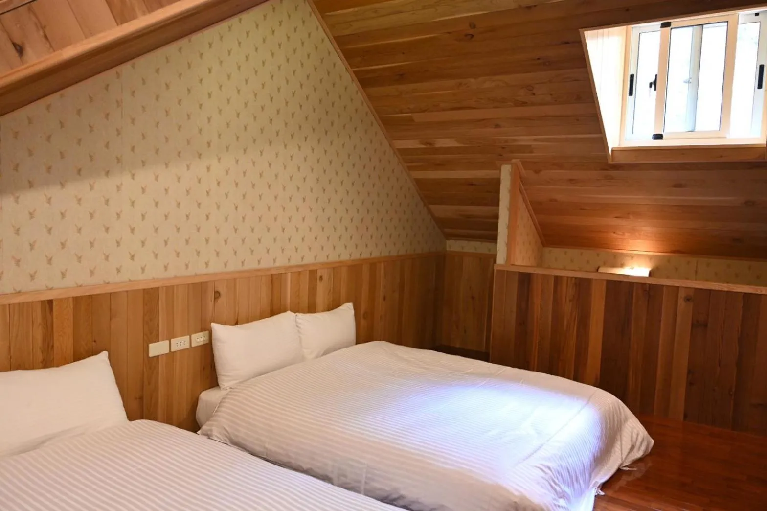 Photo of the whole room, Bed in Dreamtown