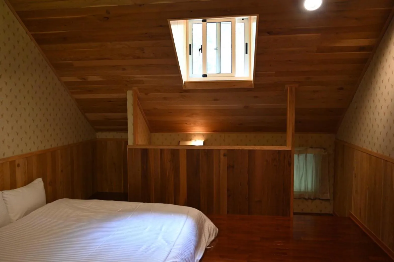 Photo of the whole room, Bed in Dreamtown