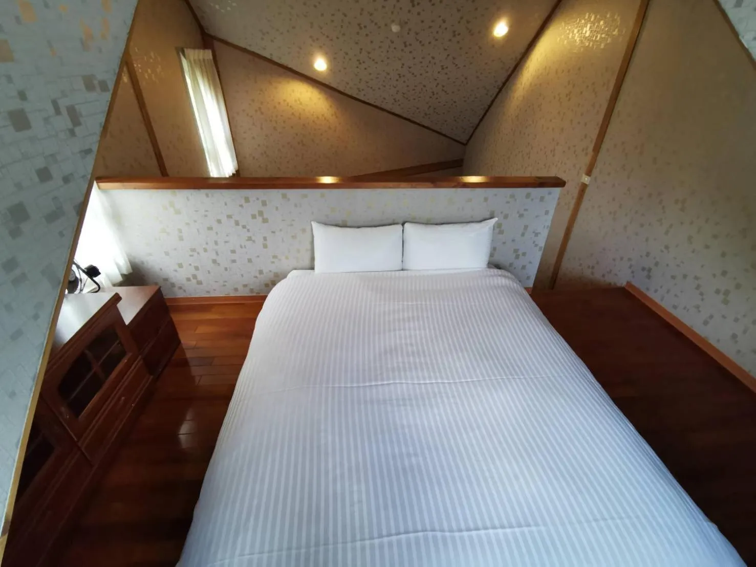 Photo of the whole room, Bed in Dreamtown