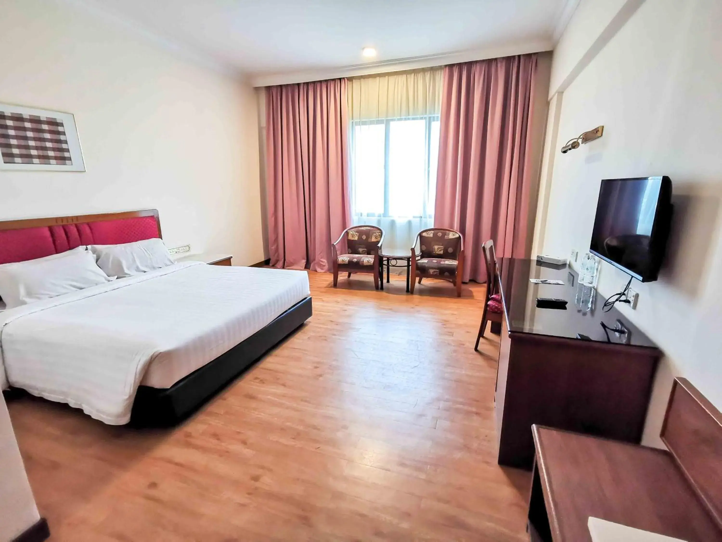 Bedroom, Bed in Crystal Crown Hotel Harbour View, Port Klang