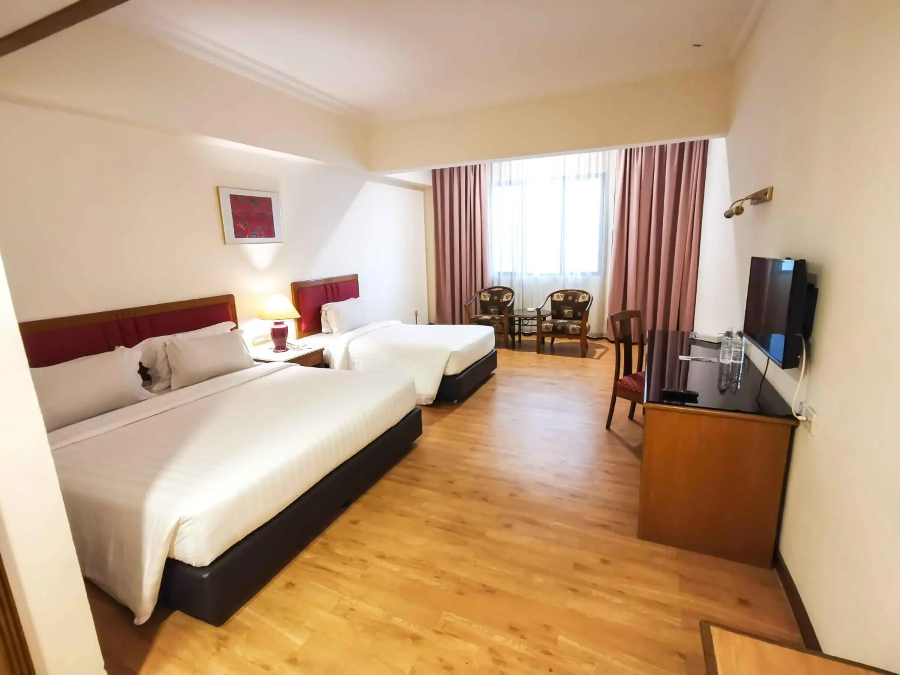 Photo of the whole room, Bed in Crystal Crown Hotel Harbour View, Port Klang
