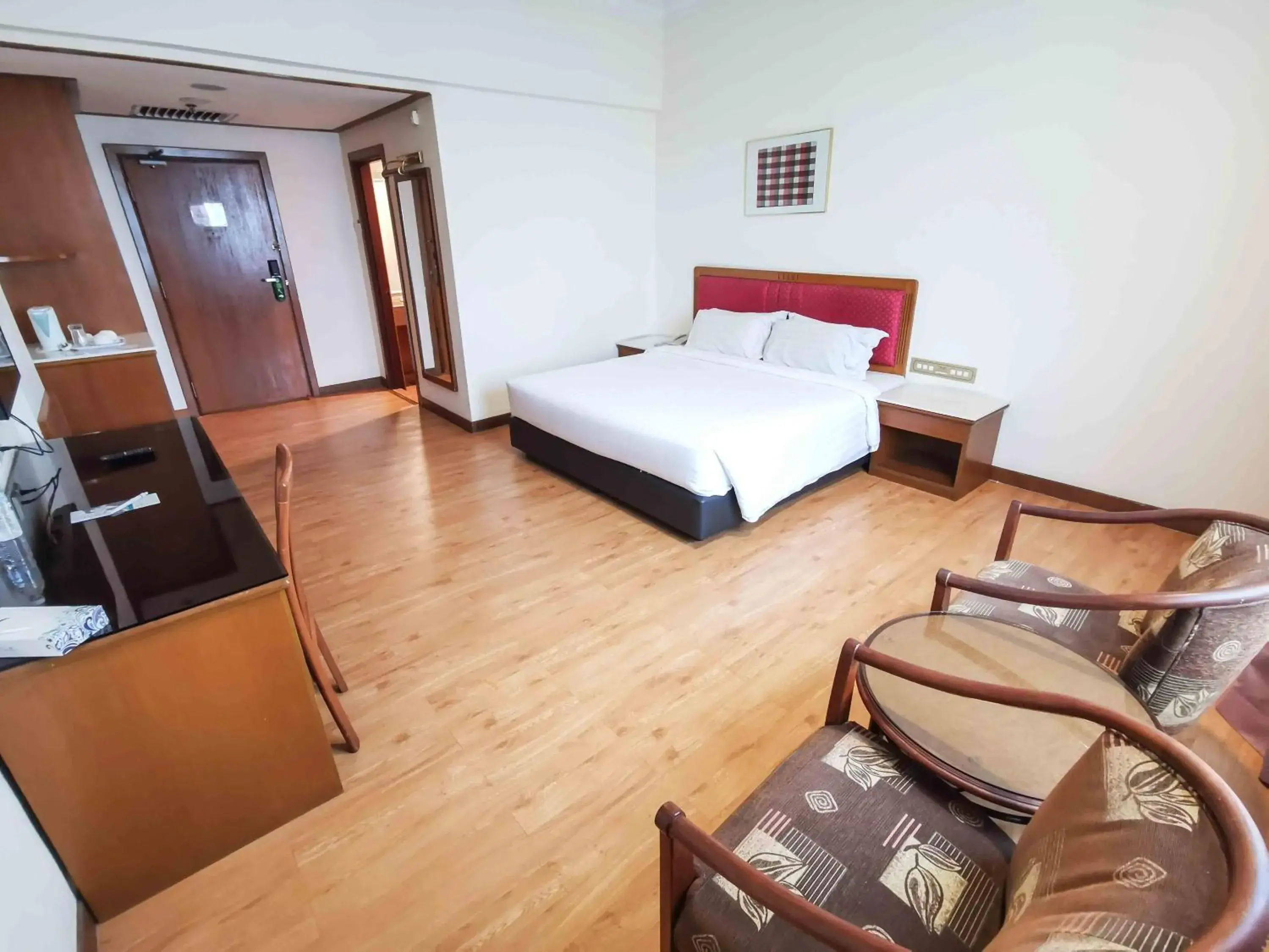 Bedroom, Bed in Crystal Crown Hotel Harbour View, Port Klang