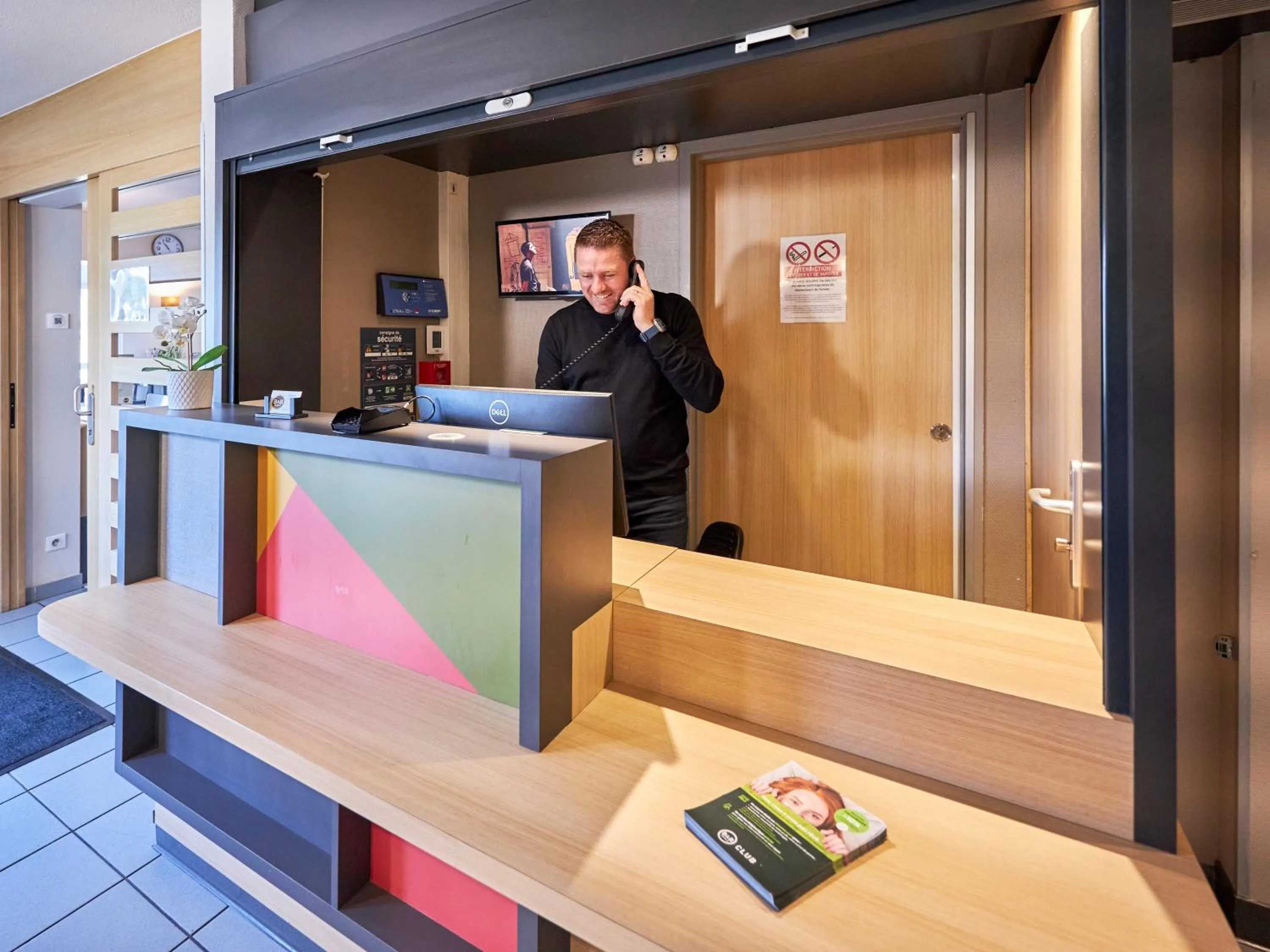 Lobby or reception in B&B HOTEL Honfleur