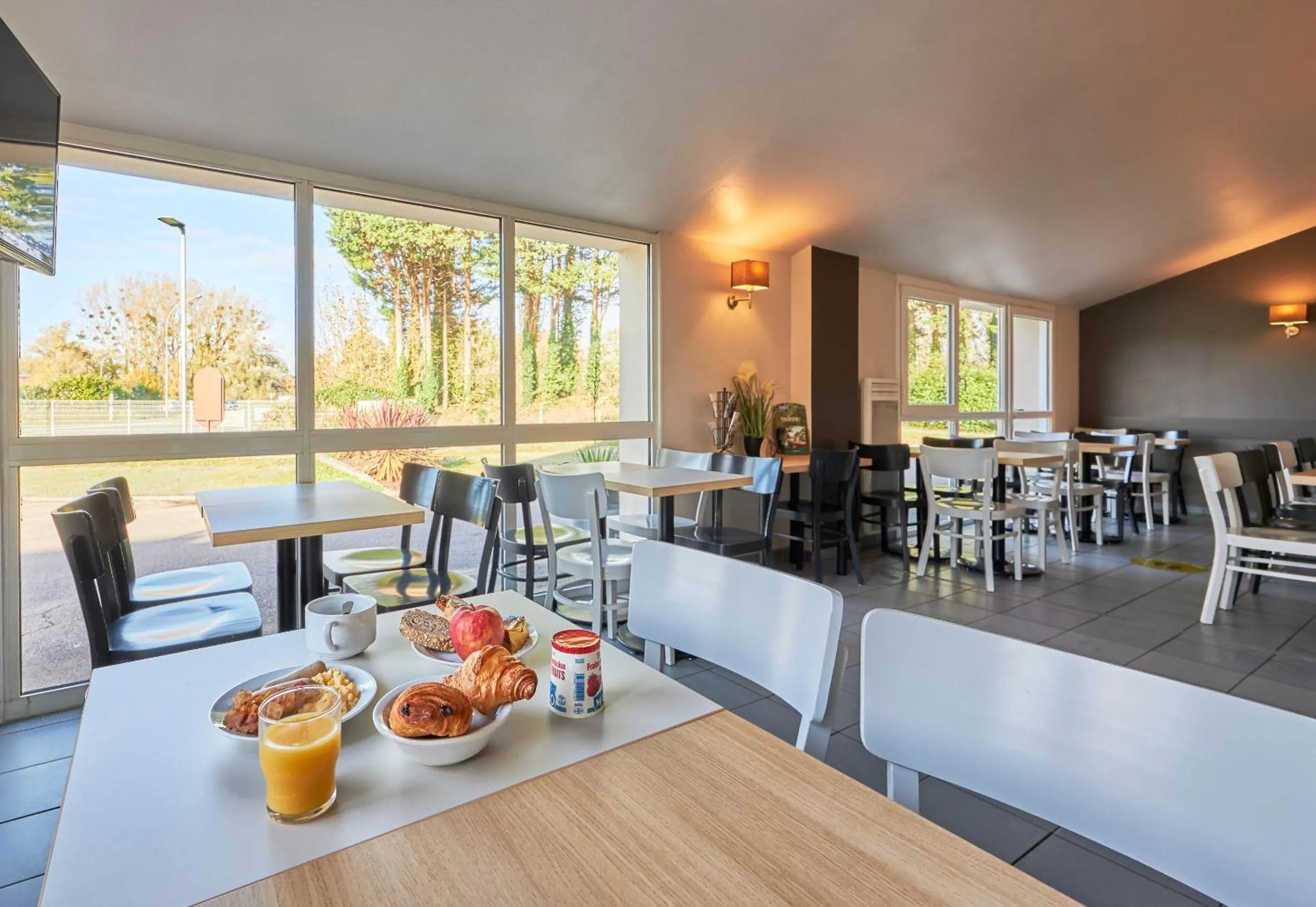 Breakfast in B&B HOTEL Honfleur