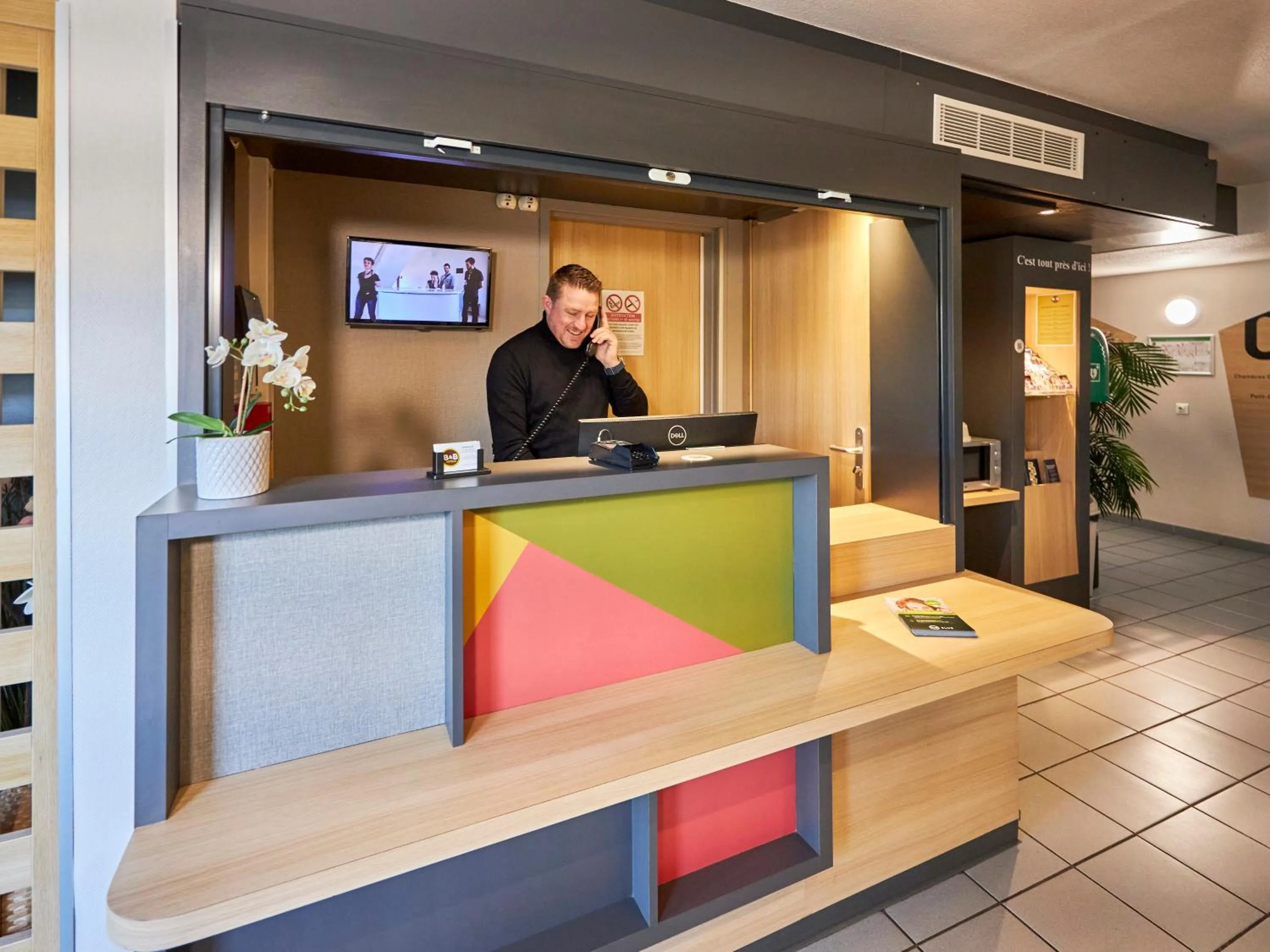 Lobby or reception in B&B HOTEL Honfleur
