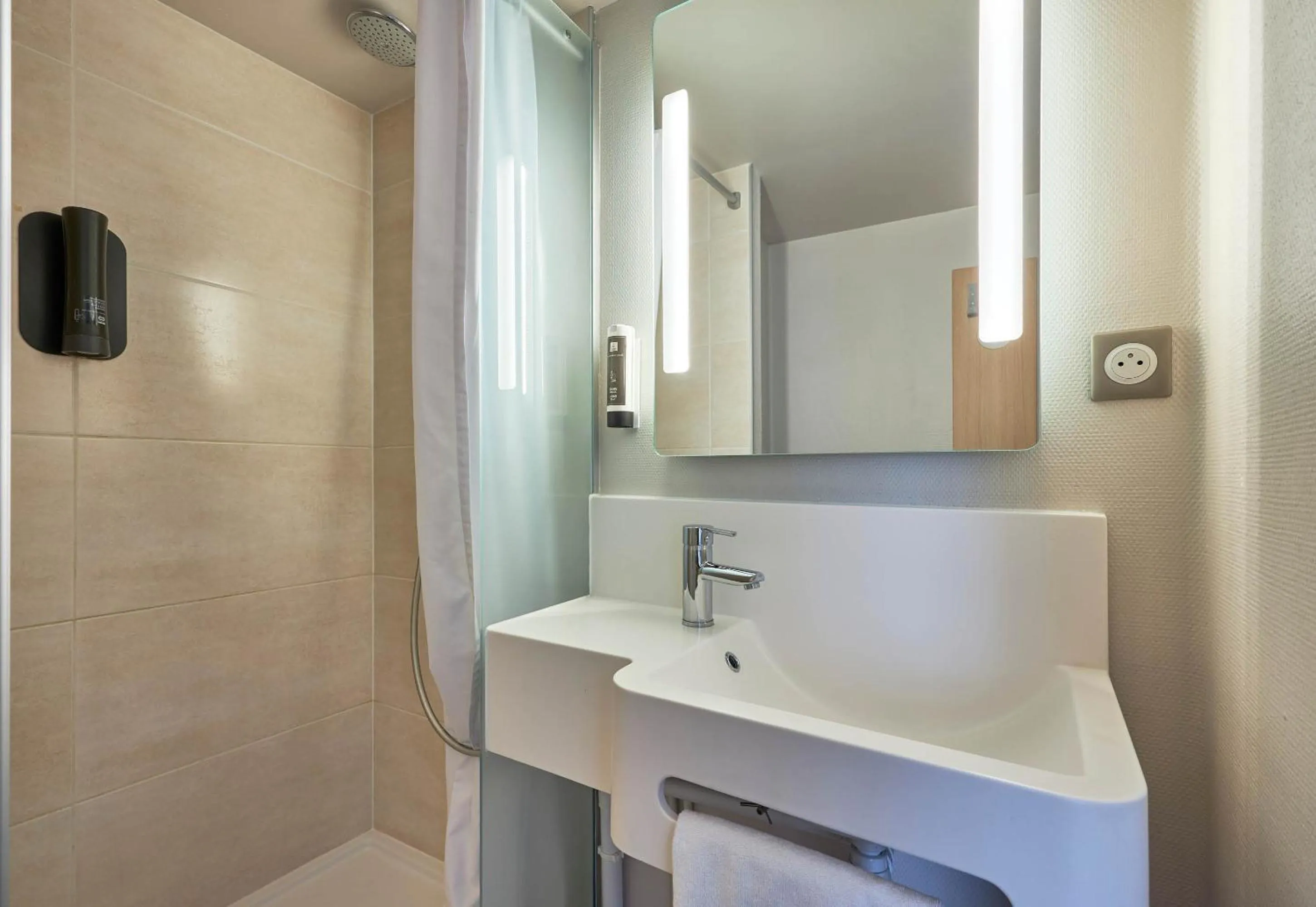 Bathroom in B&B HOTEL Honfleur