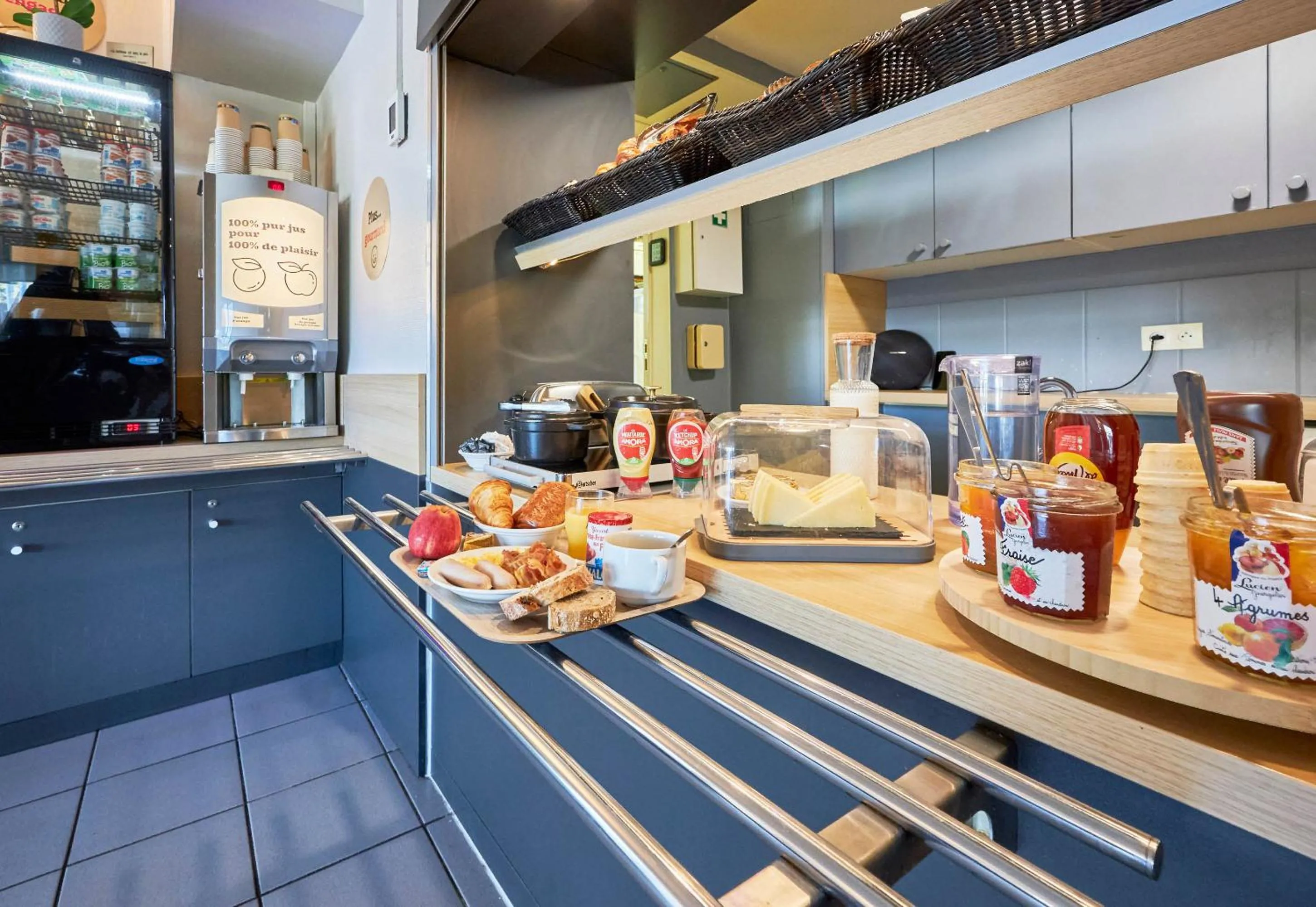 Breakfast in B&B HOTEL Honfleur