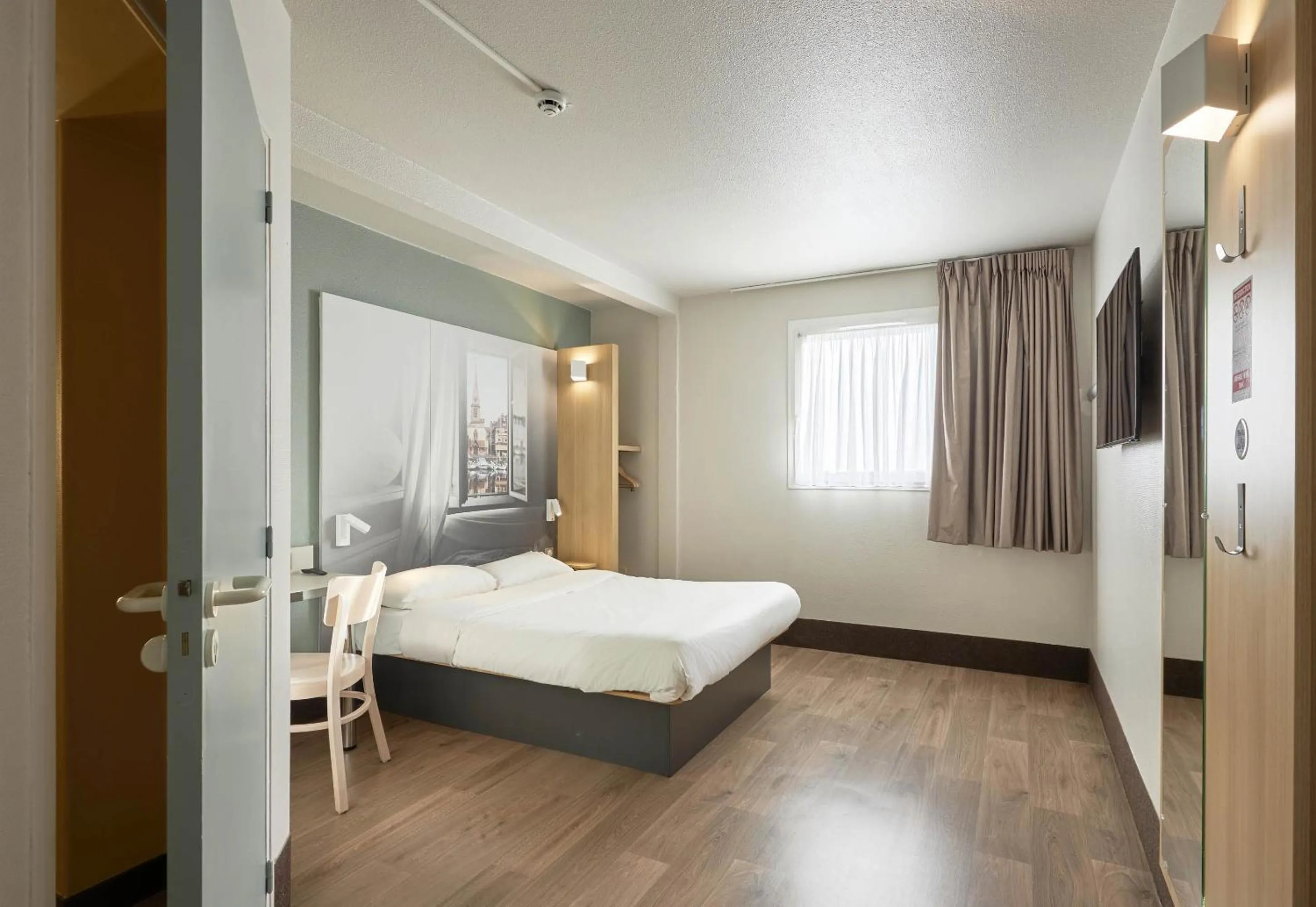 Photo of the whole room, Bed in B&B HOTEL Honfleur