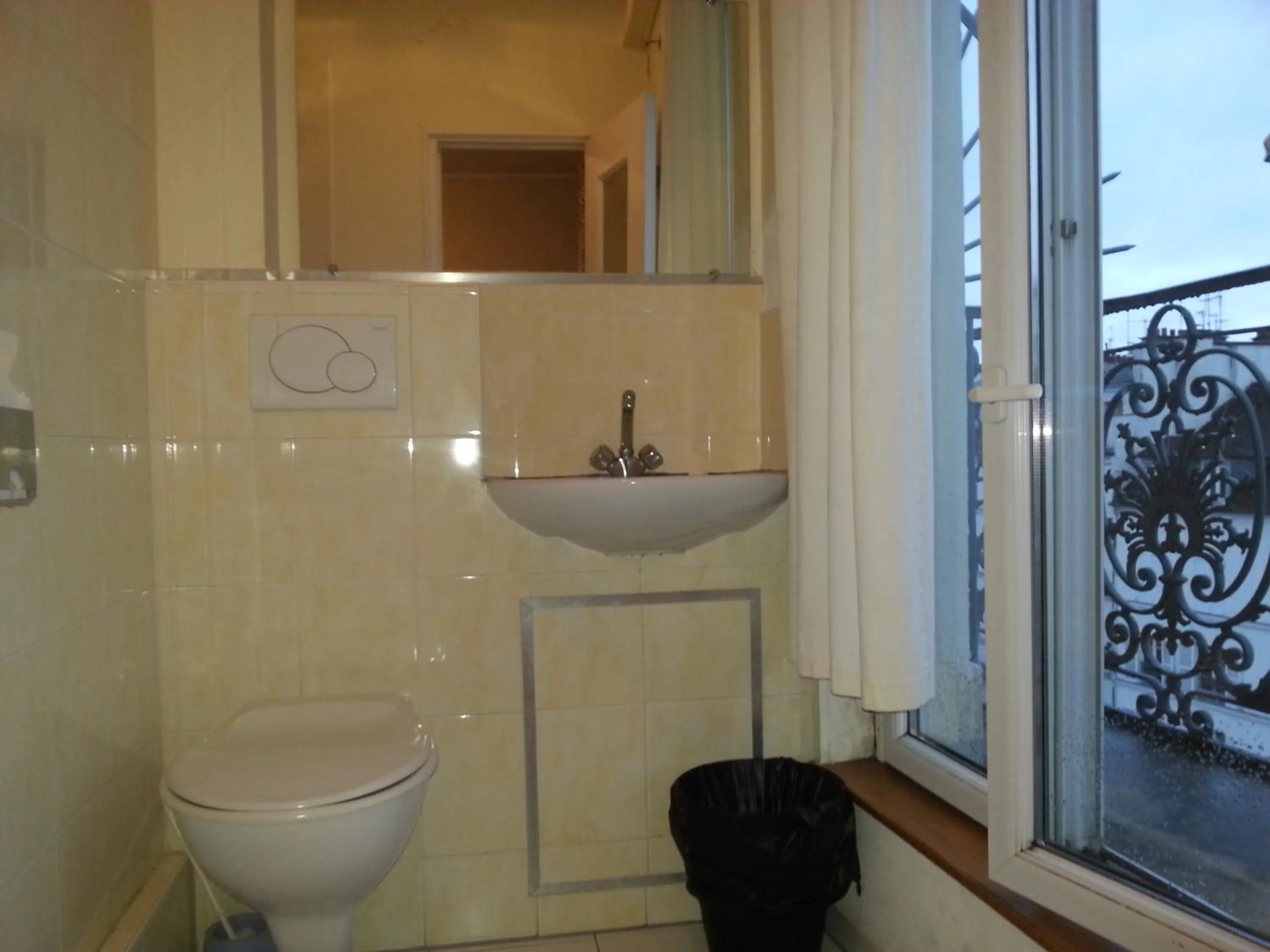 Bathroom in Hipotel Paris Bastille Saint Antoine