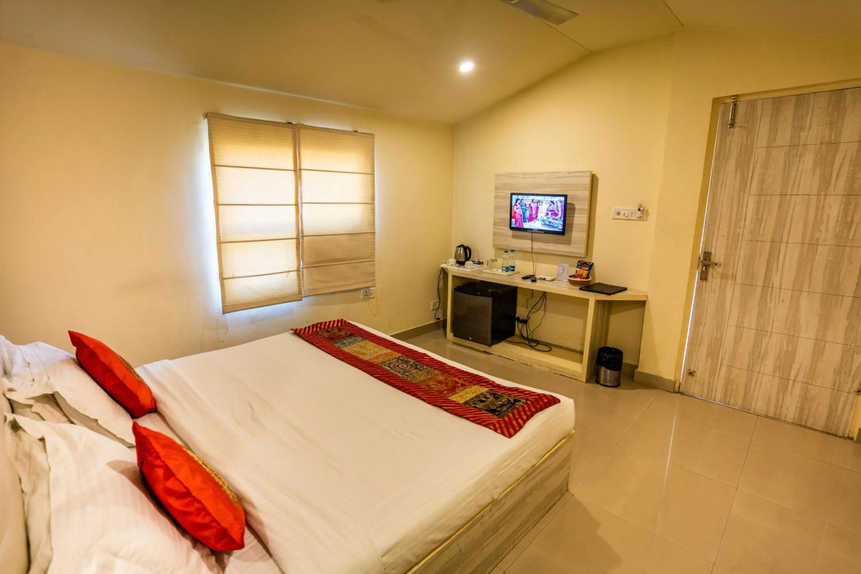 Photo of the whole room, Bed in Shani Vilas Ranthambore