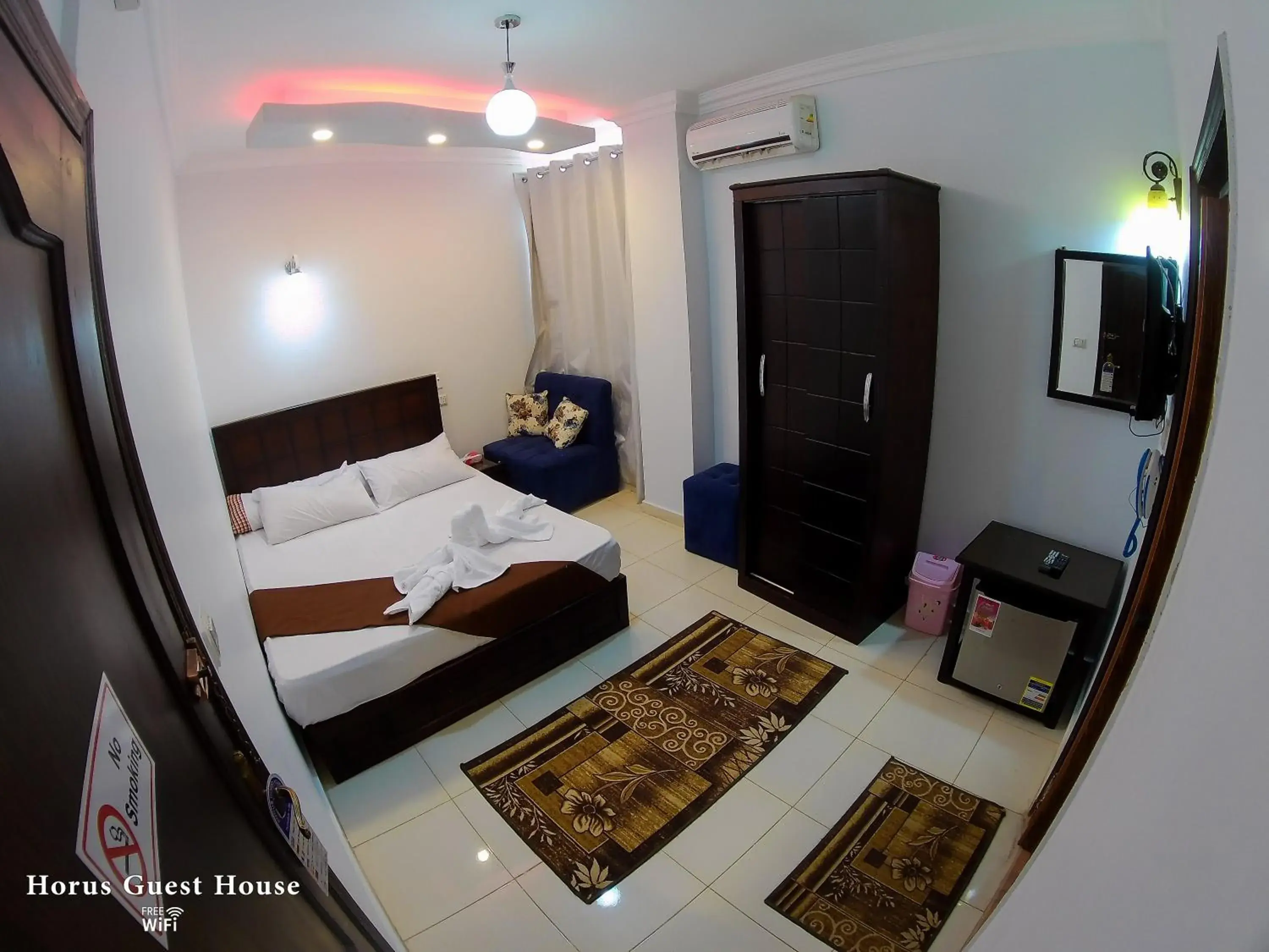 Deluxe Queen Room with Pyramids View - single occupancy in Horus Guest House Pyramids View Deluxe Queen Room with Pyramids View - single occupancy in Horus Guest House Pyramids View