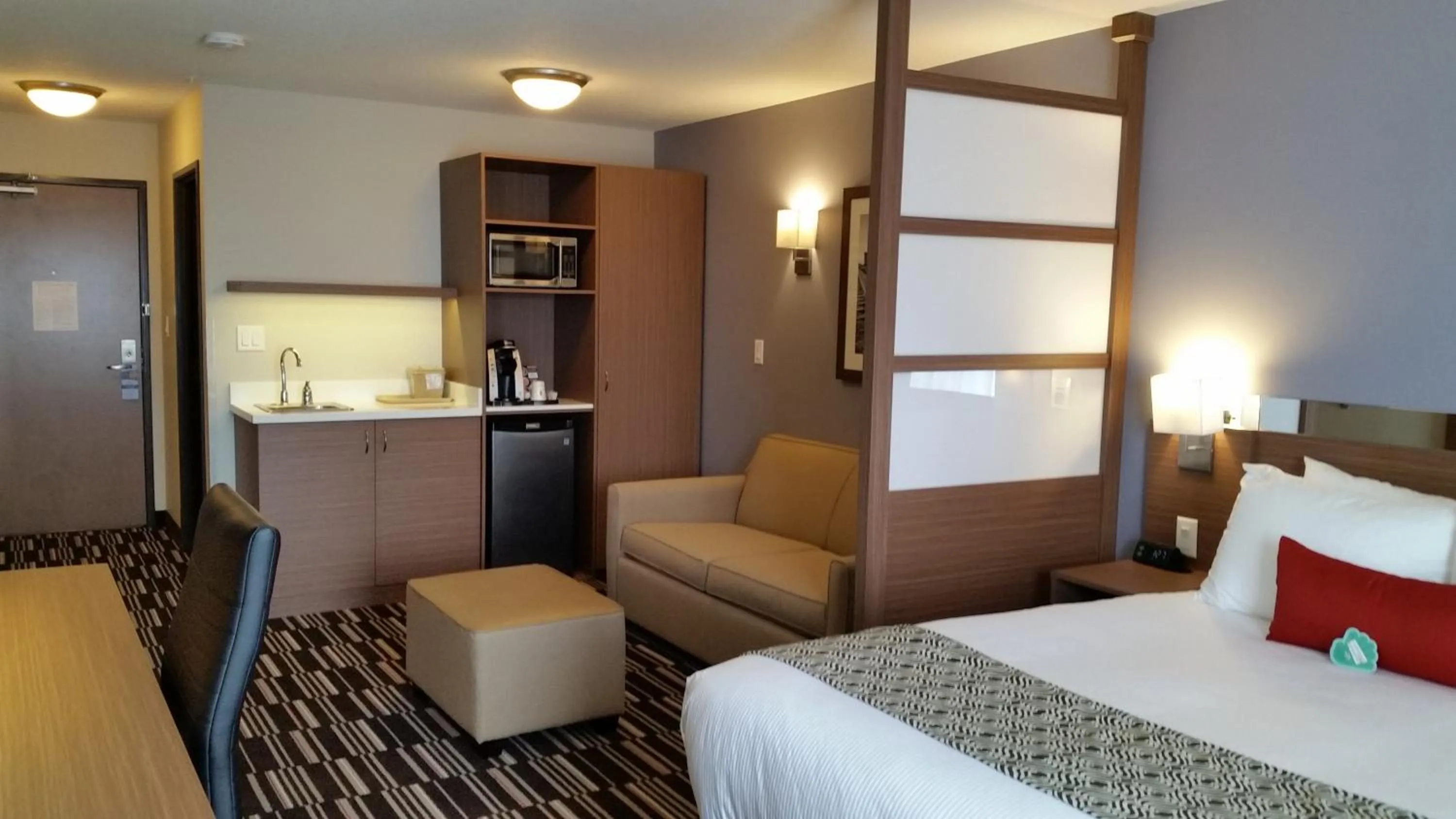 Photo of the whole room, Bed in Microtel Inn & Suites by Wyndham Bonnyville