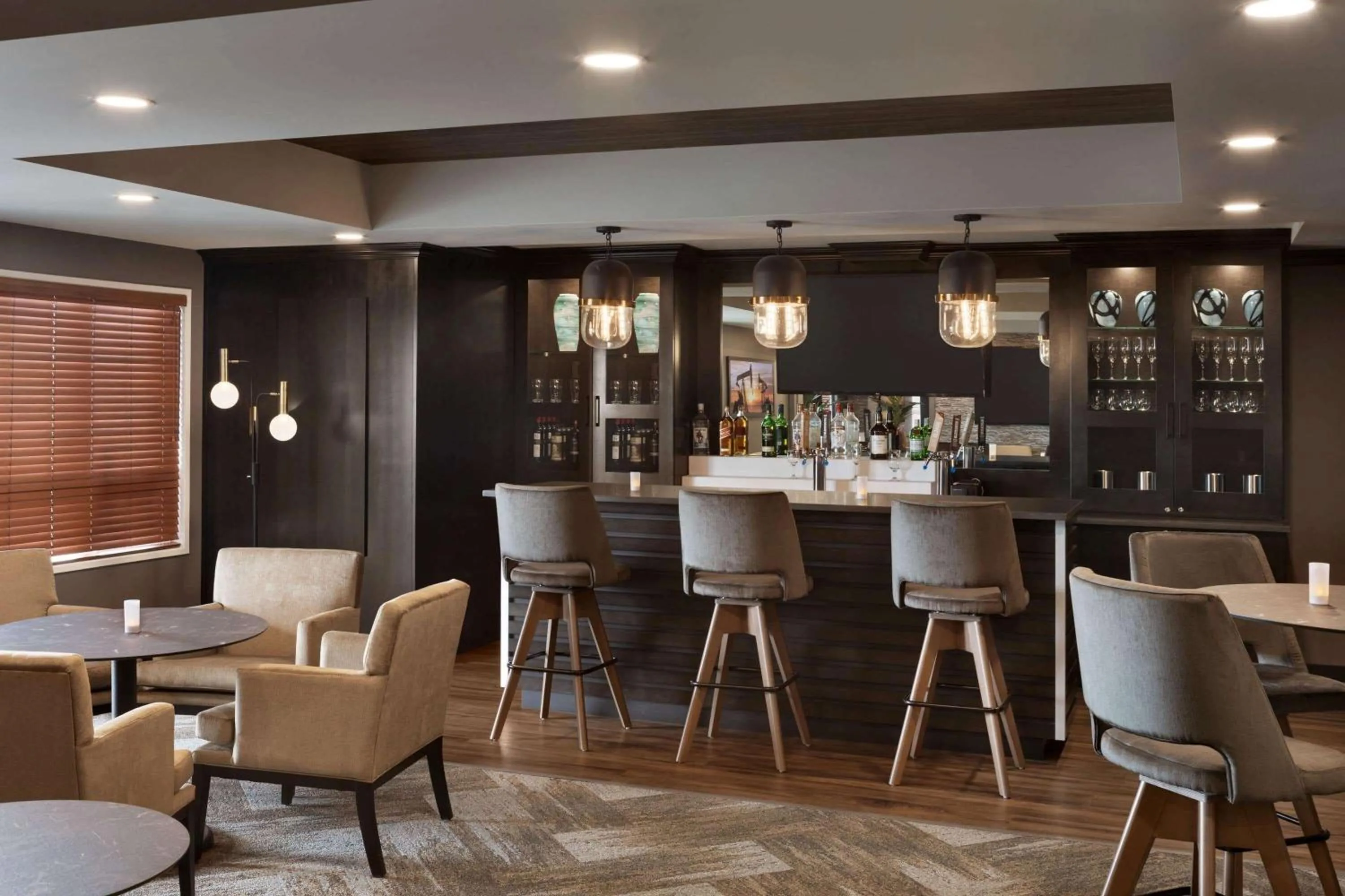 Lounge or bar in Microtel Inn & Suites by Wyndham Bonnyville