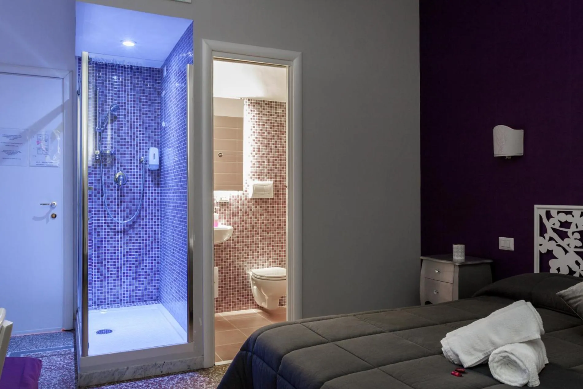 Shower, Bed in Re di Luna B&B