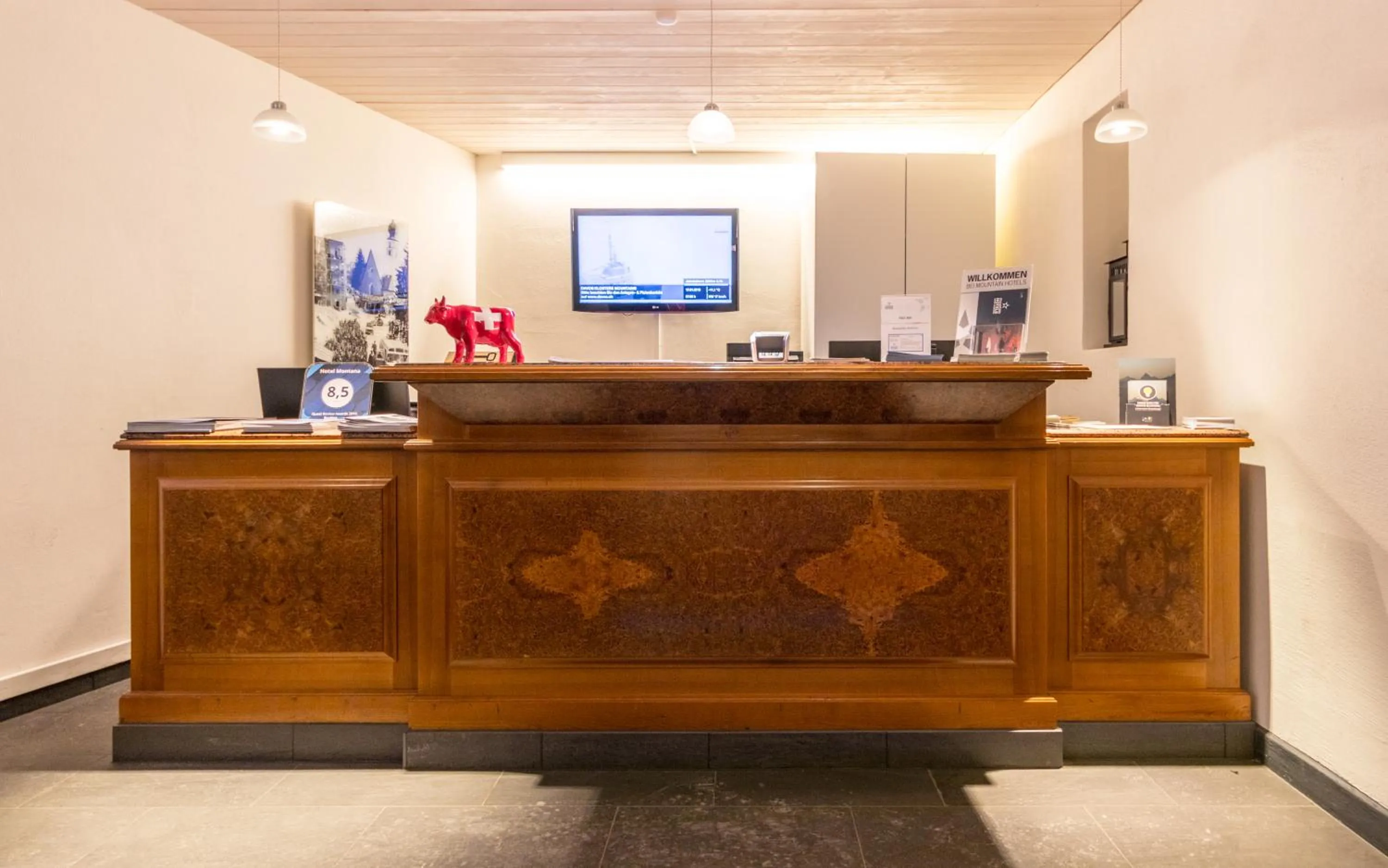 Lobby or reception in Hotel Montana by Mountain Hotels