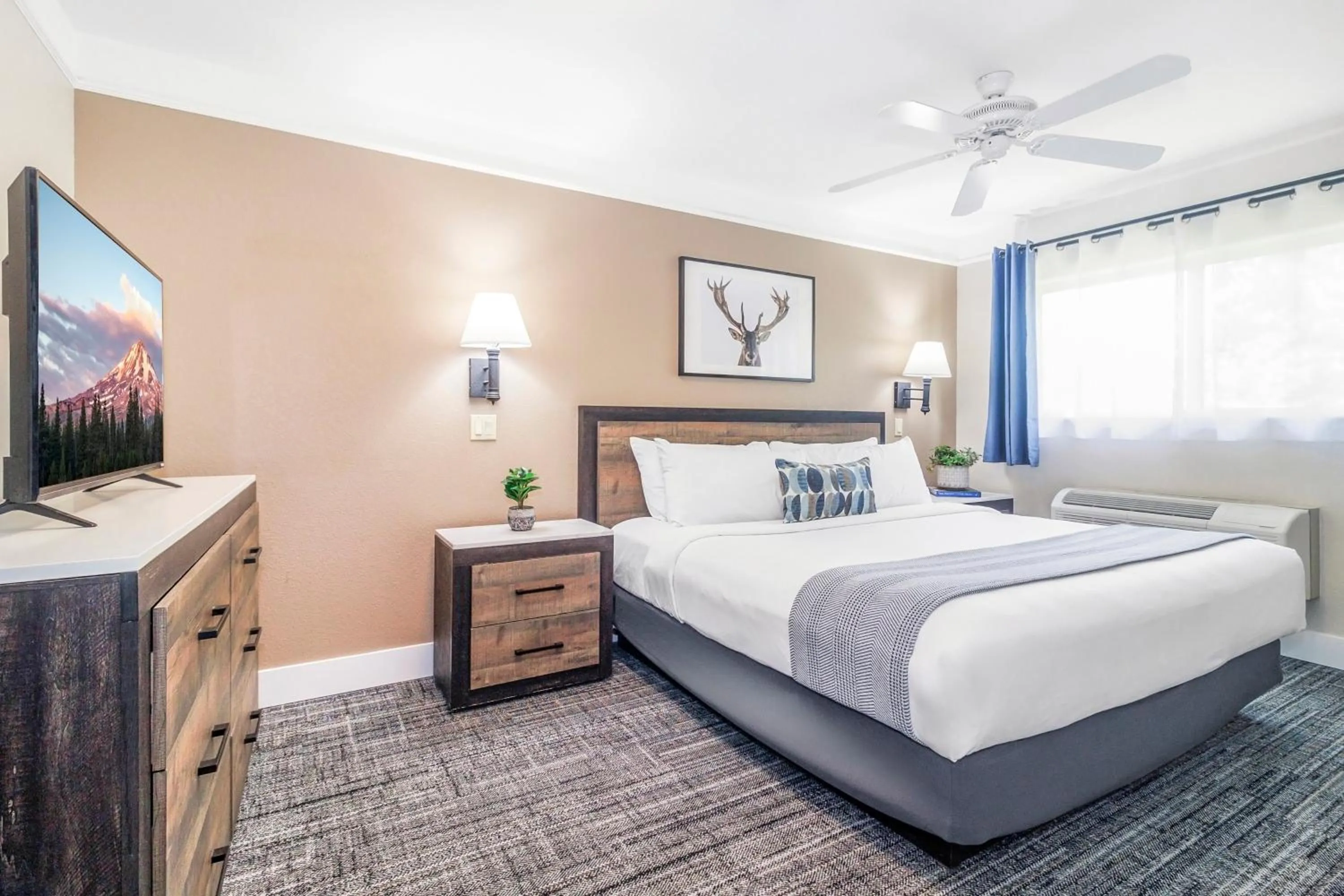 Bed in Inn At Mount Shasta