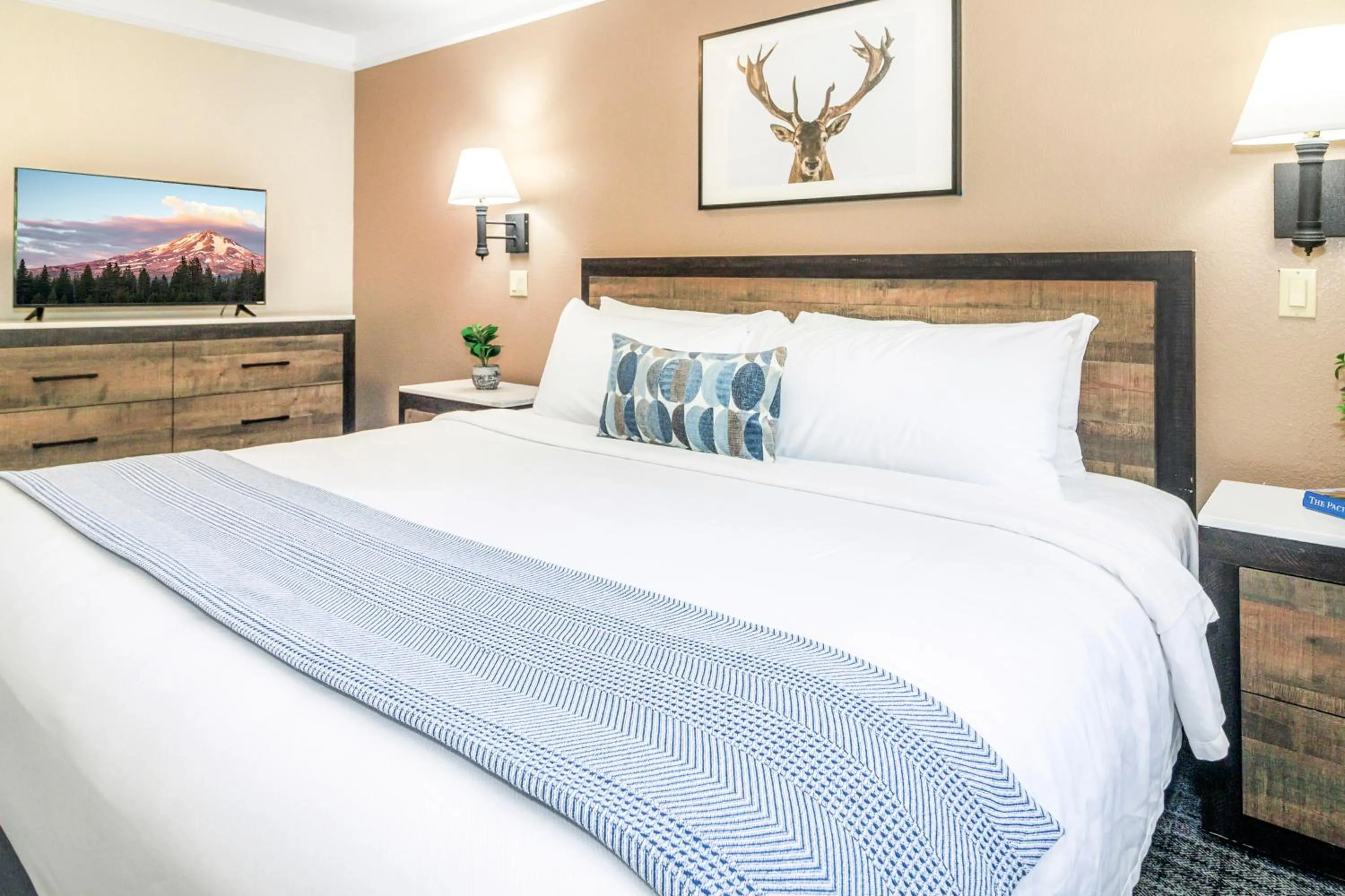 Bed in Inn At Mount Shasta