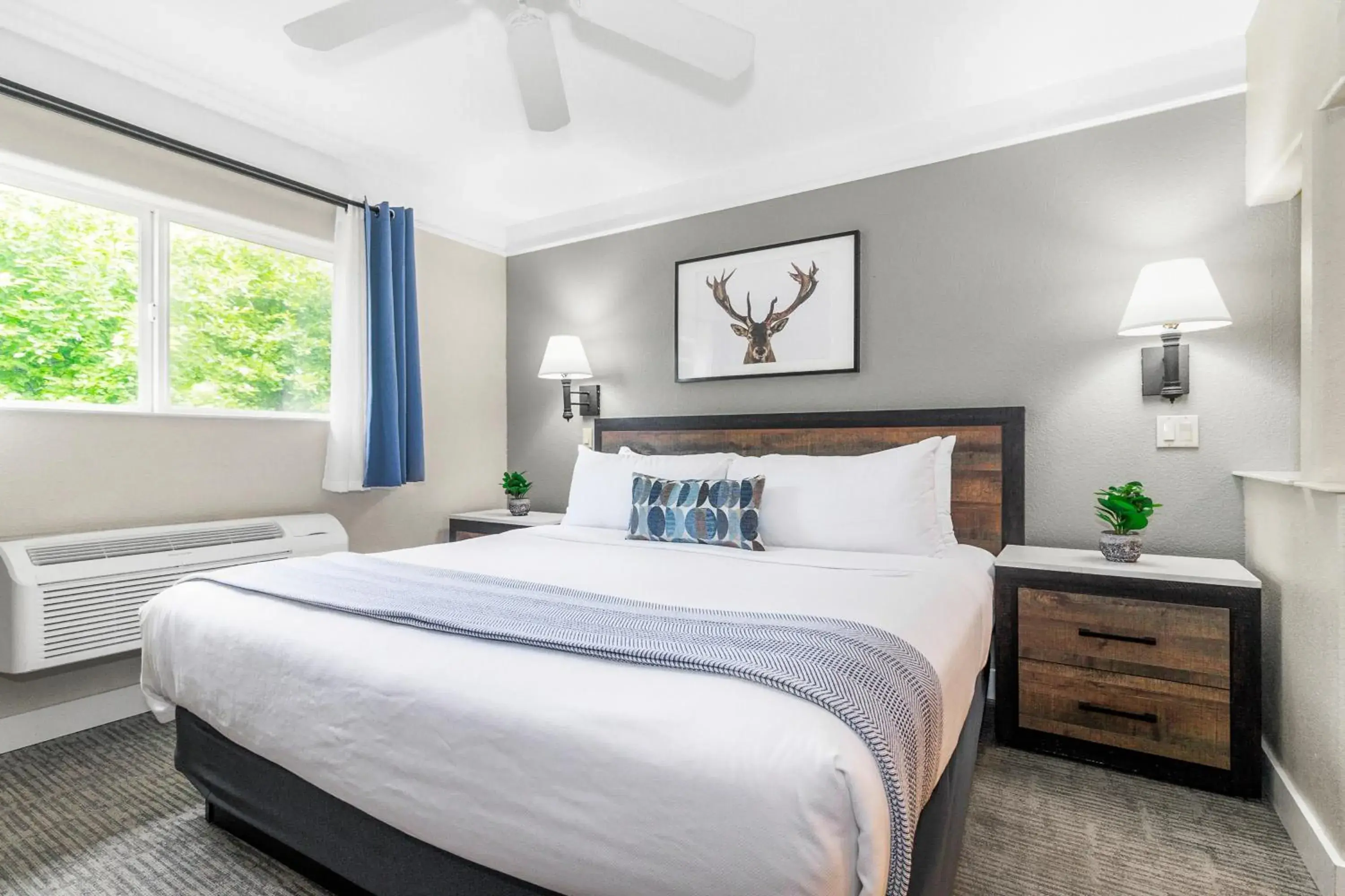 Bed in Inn At Mount Shasta Bed in Inn At Mount Shasta