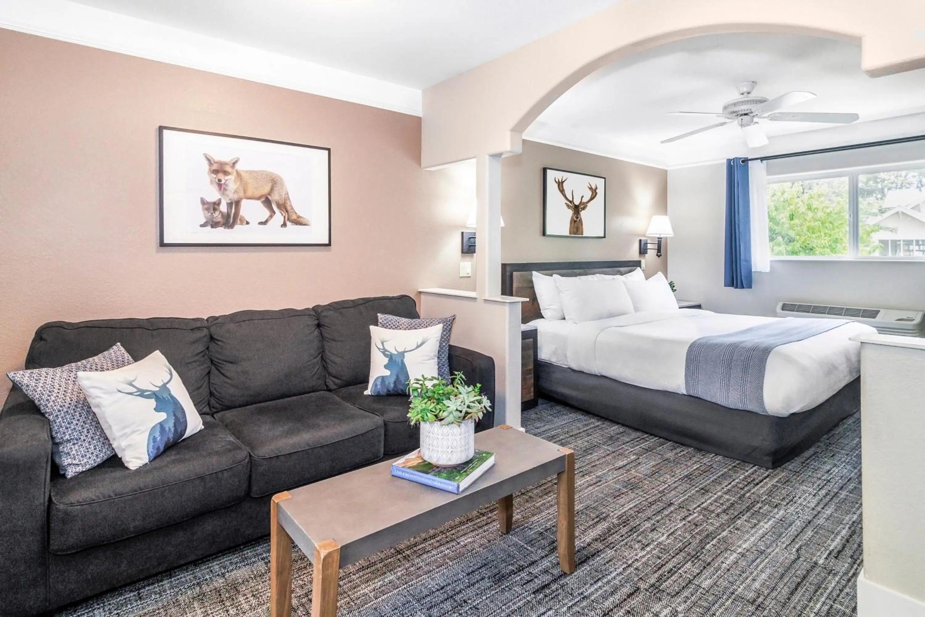 Bed in Inn At Mount Shasta