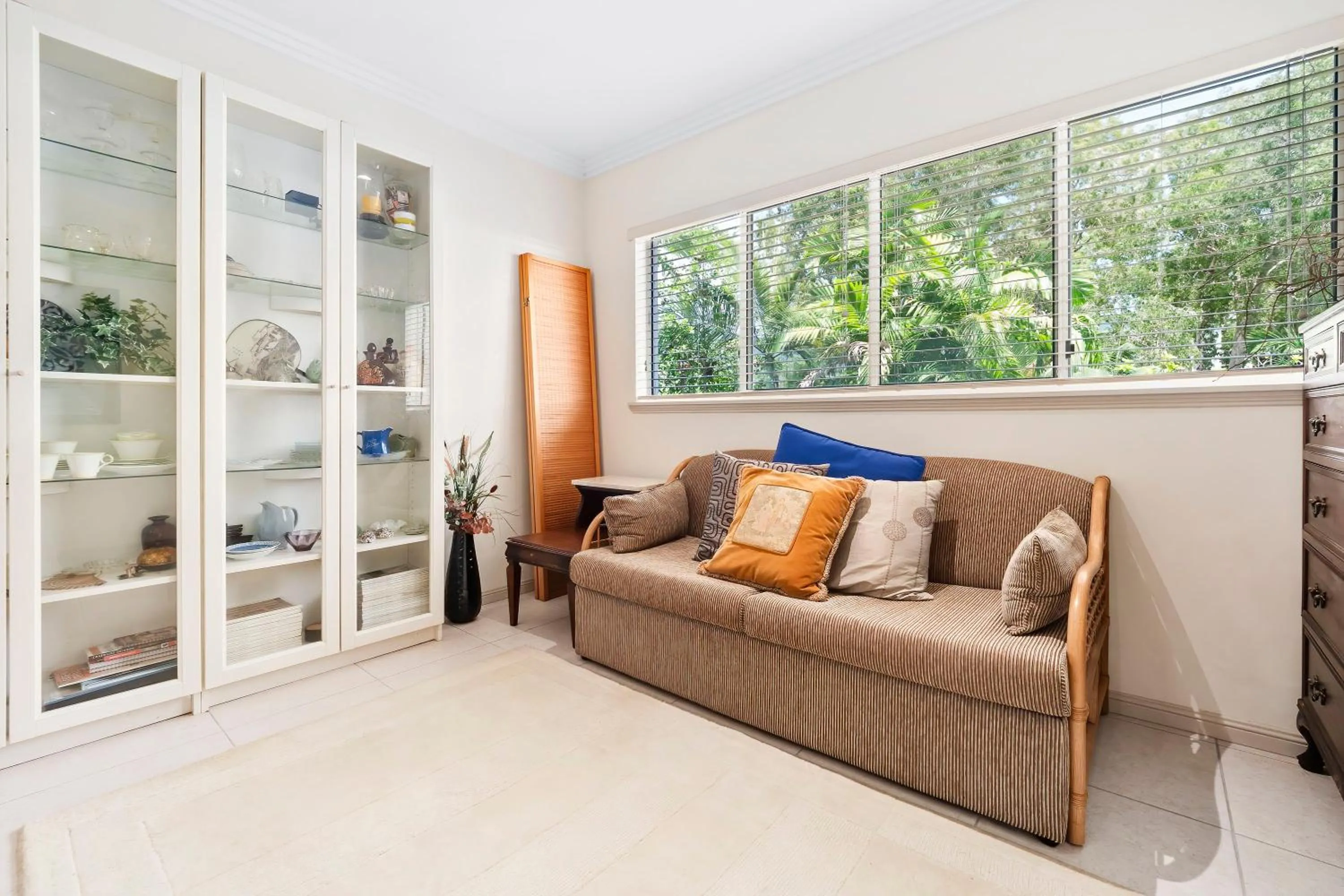 Living room, Bed in Arlington Apartments