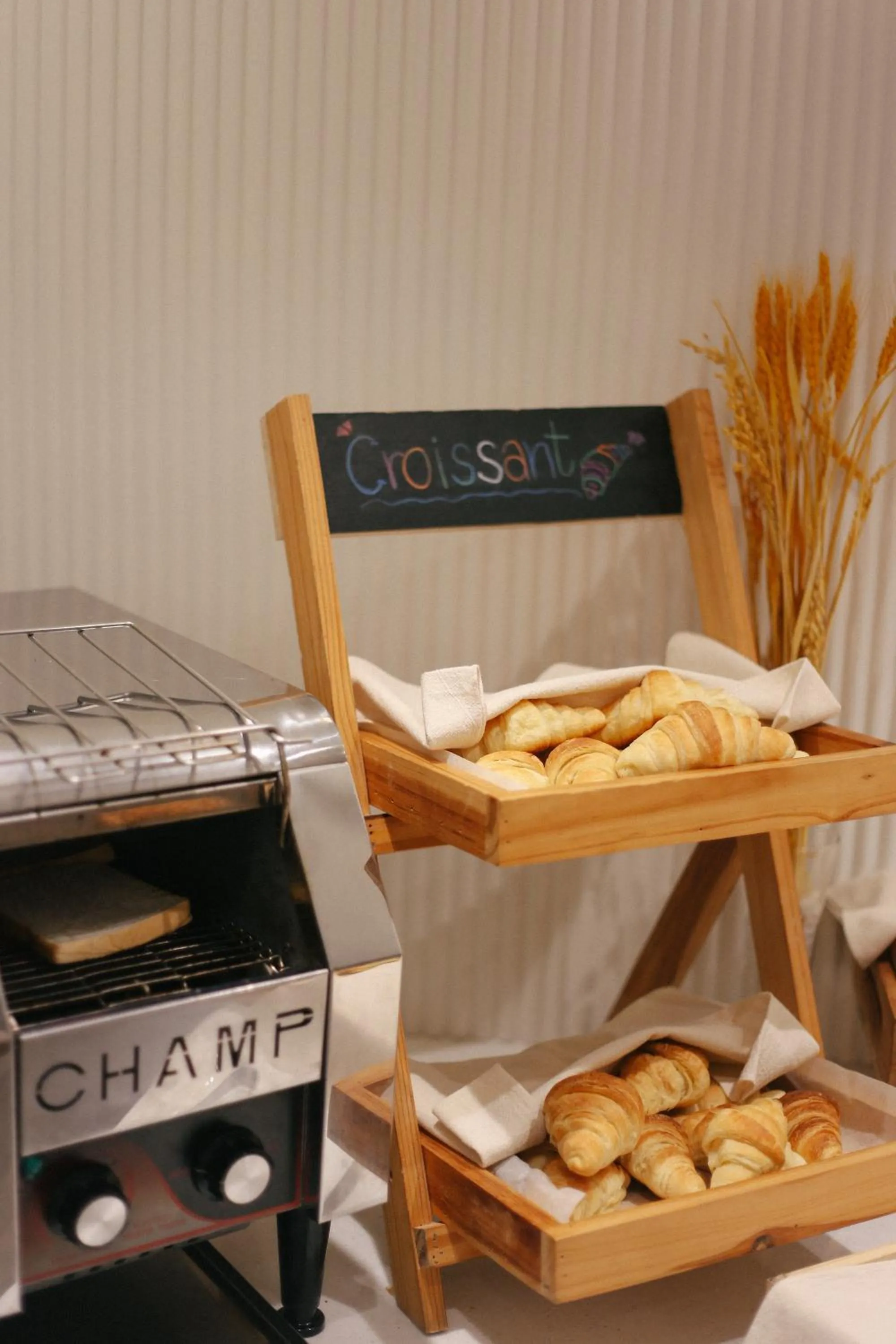 Restaurant/places to eat in Aster Hotel and Residence by At Mind