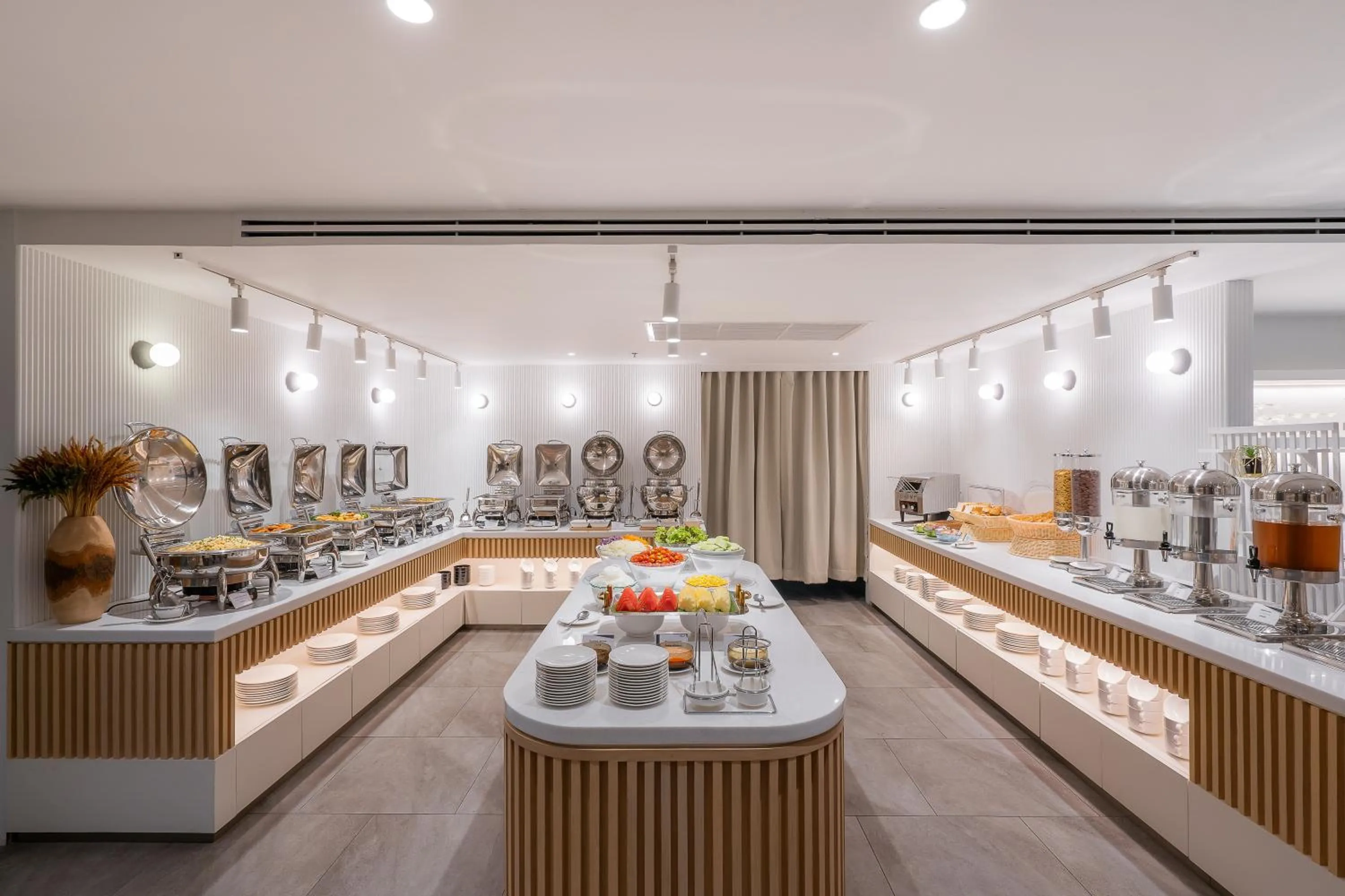 Restaurant/places to eat in Aster Hotel and Residence by At Mind