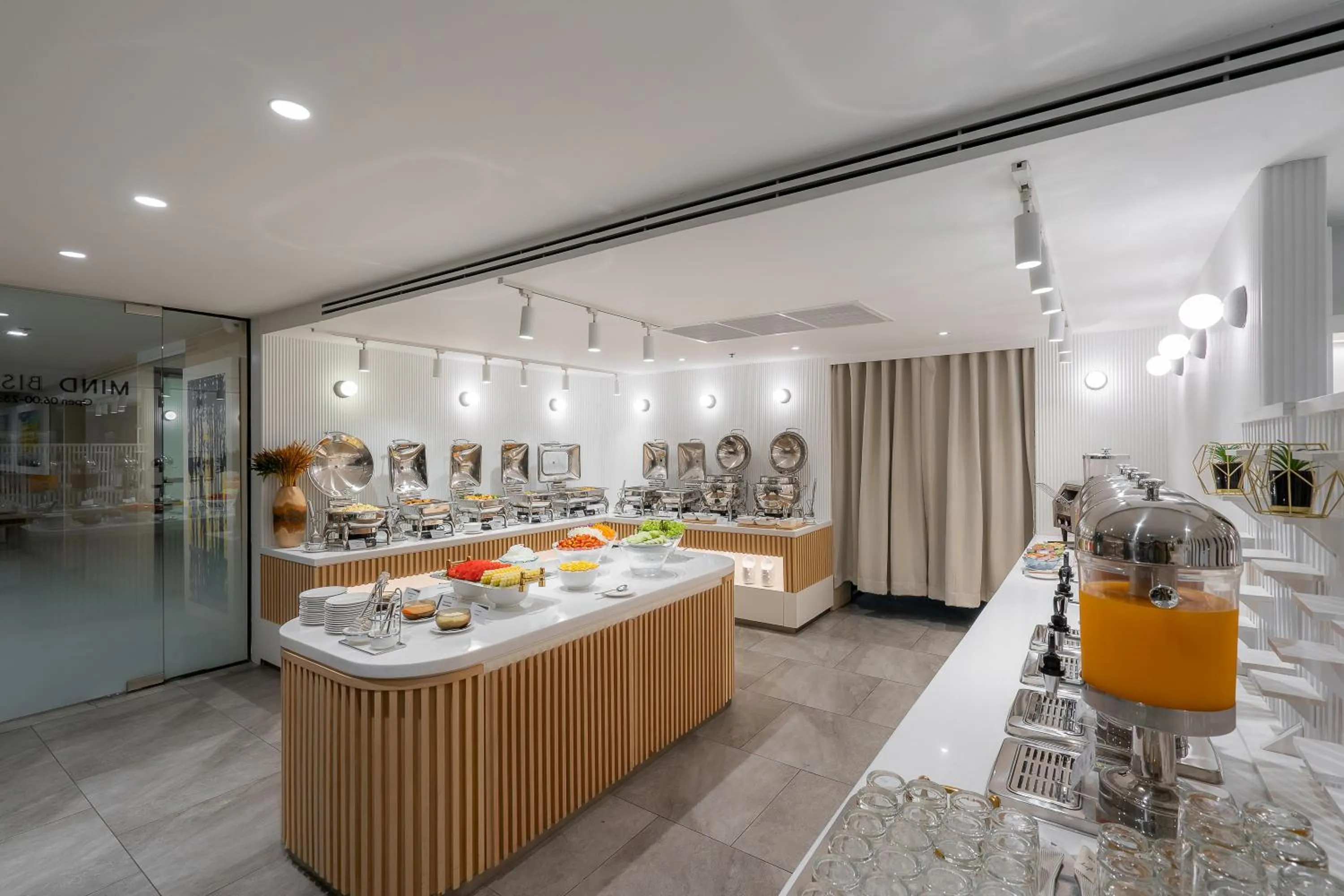 Restaurant/places to eat in Aster Hotel and Residence by At Mind