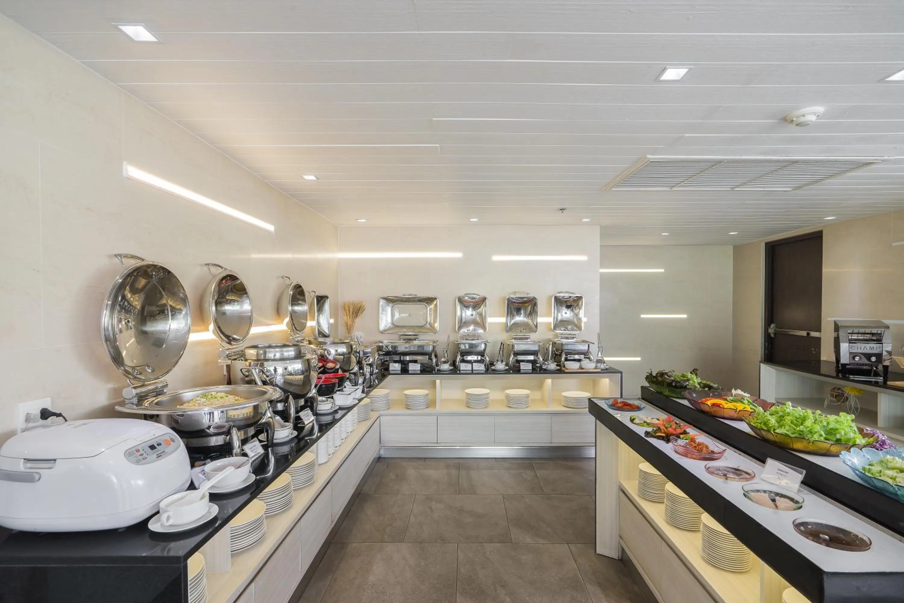 Restaurant/places to eat in Aster Hotel and Residence by At Mind