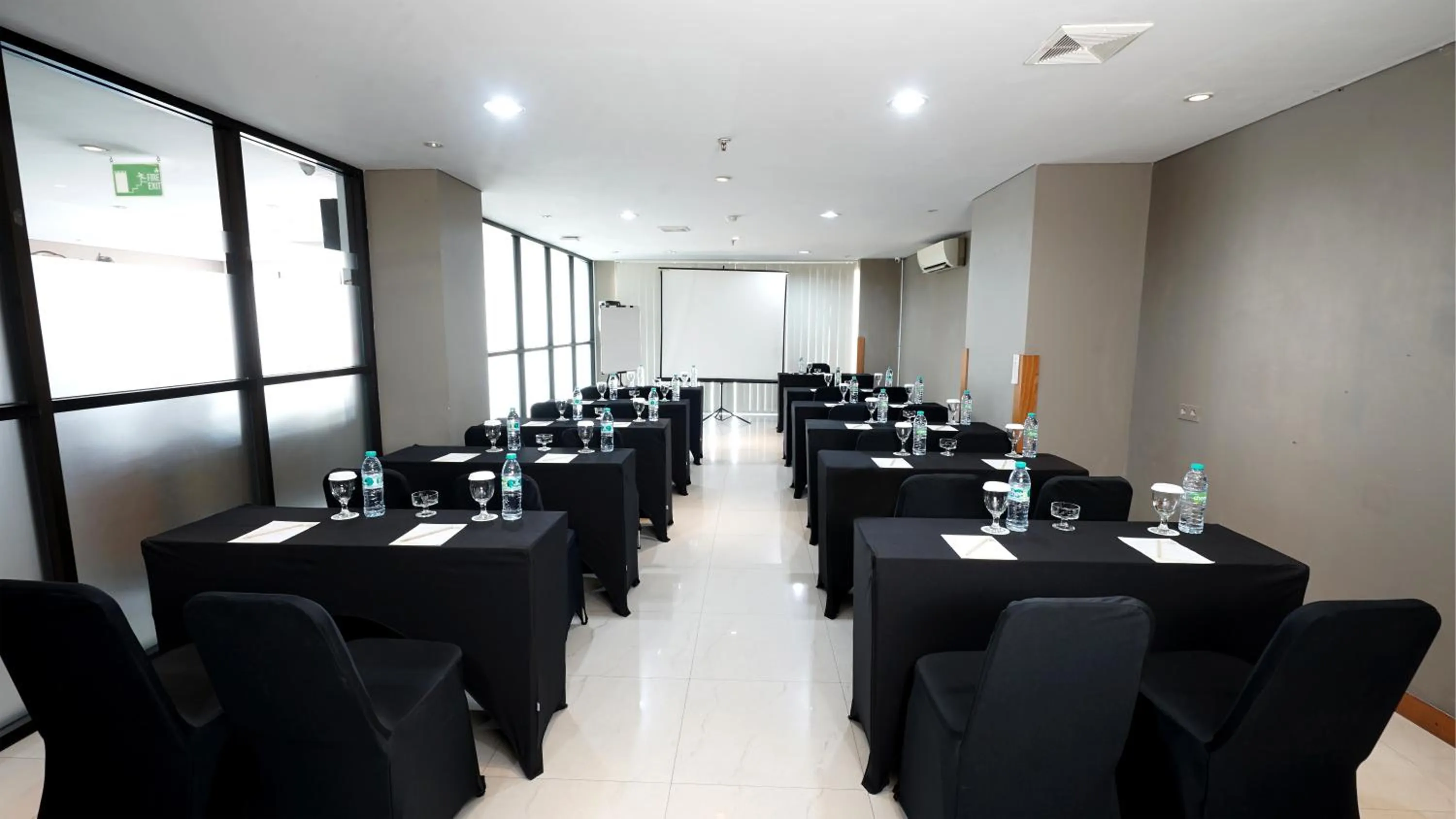 Meeting/conference room in Yellow Star Gejayan Hotel