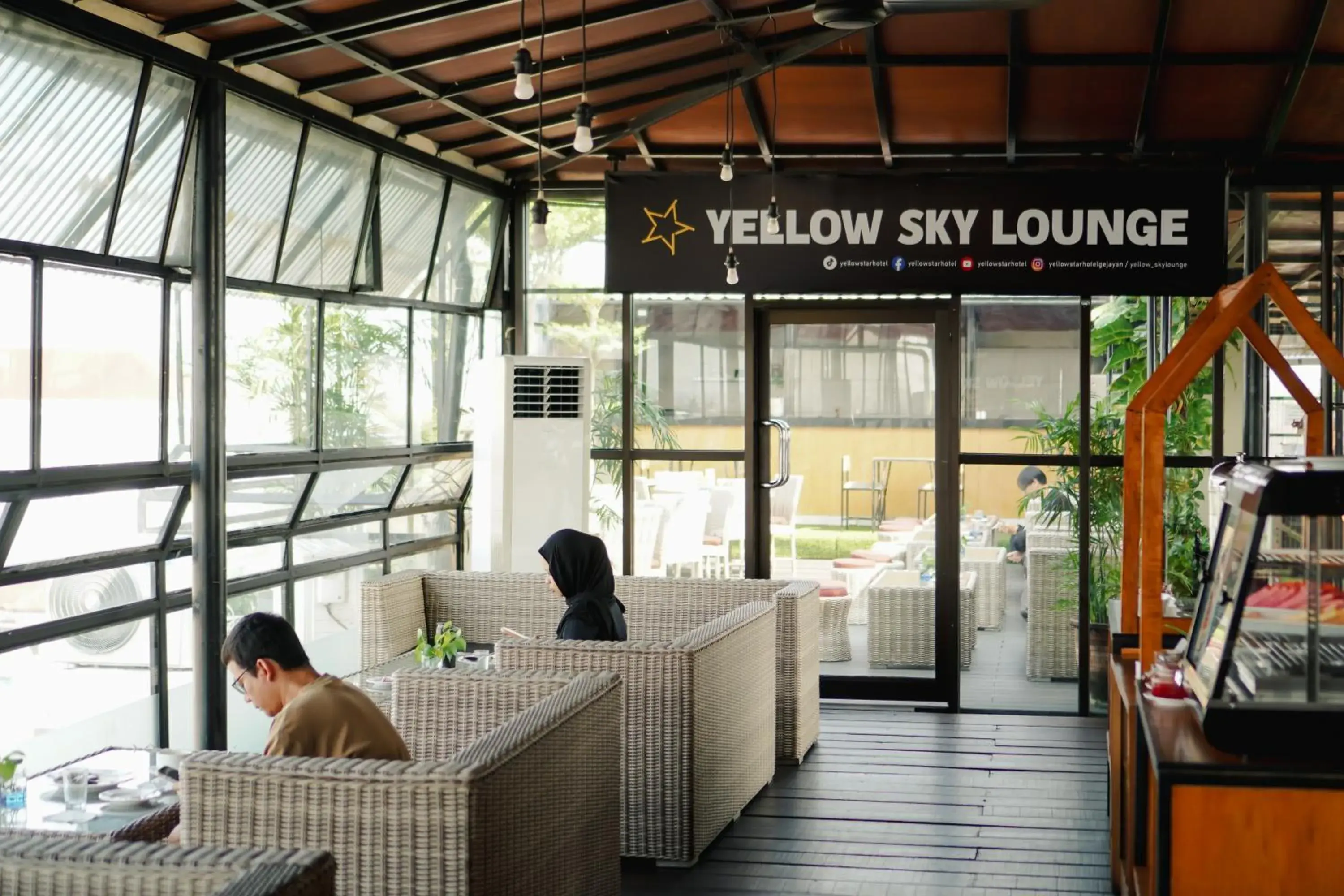 Restaurant/places to eat in Yellow Star Gejayan Hotel Restaurant/places to eat in Yellow Star Gejayan Hotel