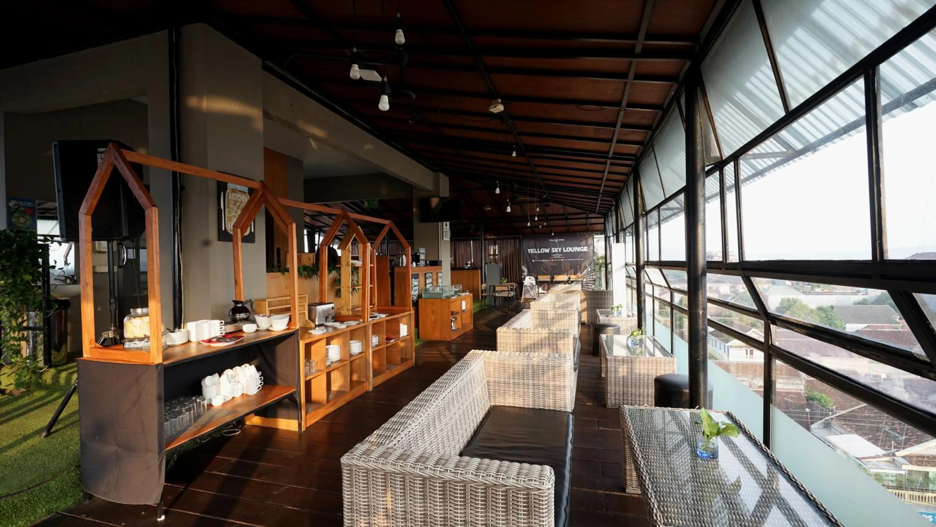 Restaurant/places to eat in Yellow Star Gejayan Hotel