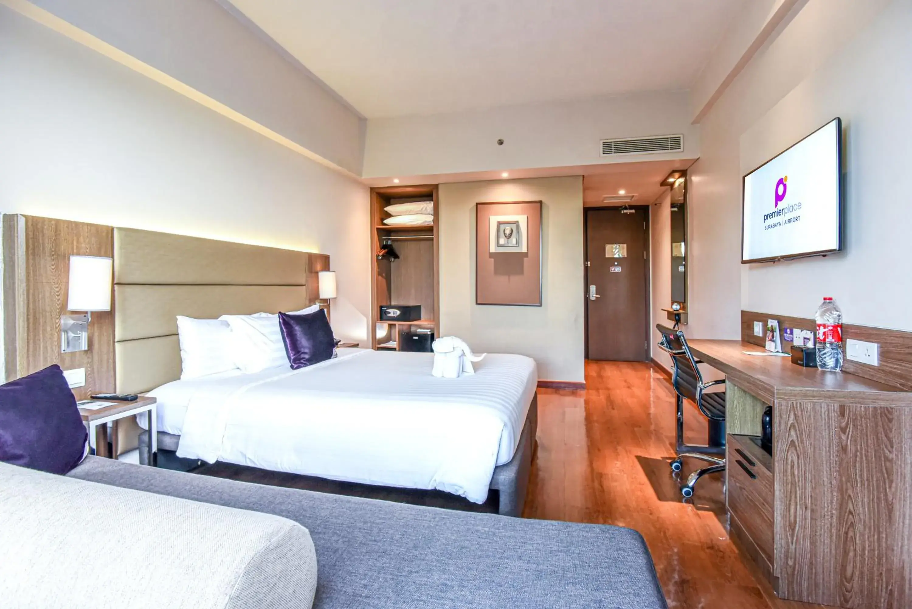 Queen Premier Large Room - Pool Access in Premier Place Surabaya Airport Queen Premier Large Room - Pool Access in Premier Place Surabaya Airport