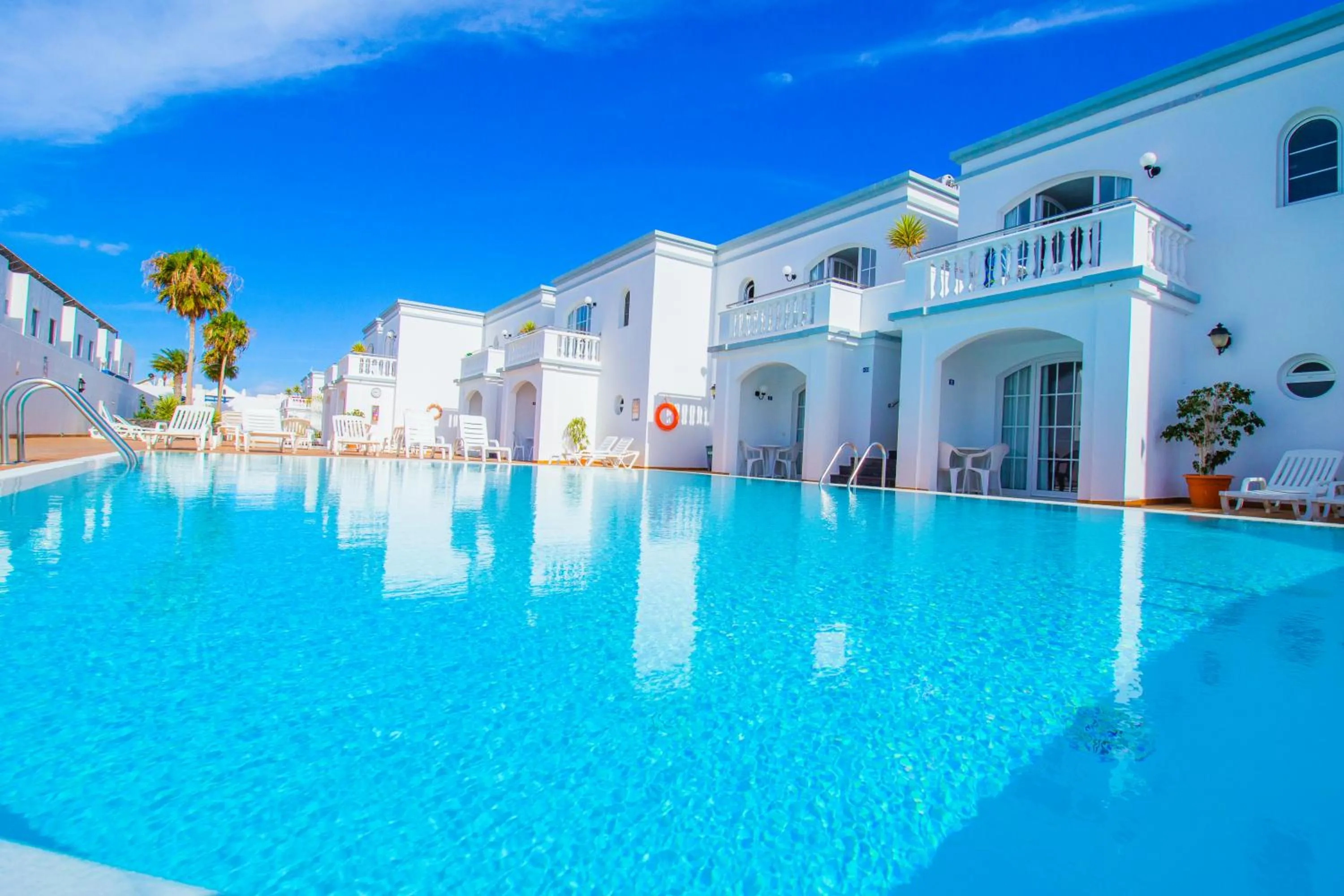 Swimming pool in Apartamentos Corona Mar