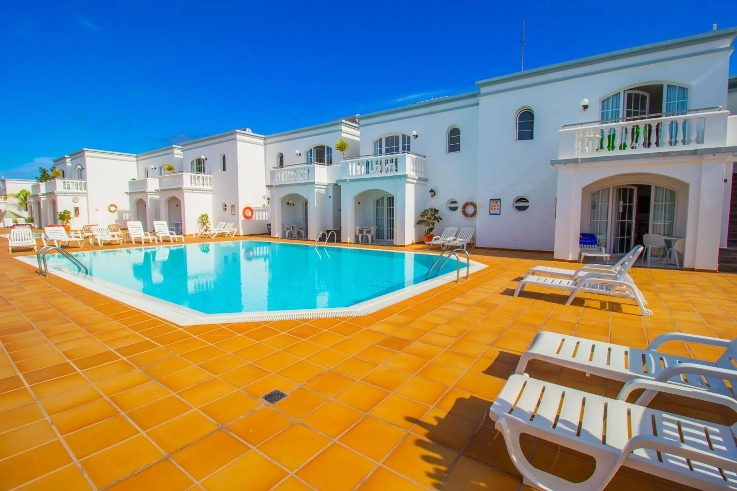 Swimming pool in Apartamentos Corona Mar