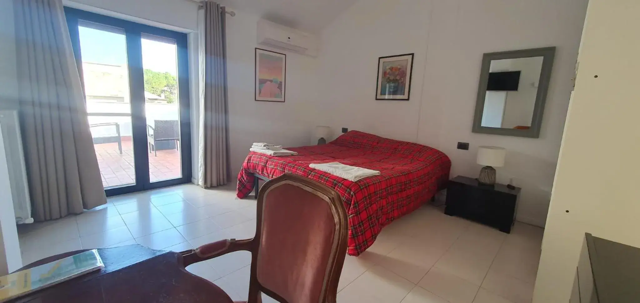 Double Room with Balcony and Shared Bathroom - single occupancy in Apulia Time Double Room with Balcony and Shared Bathroom - single occupancy in Apulia Time