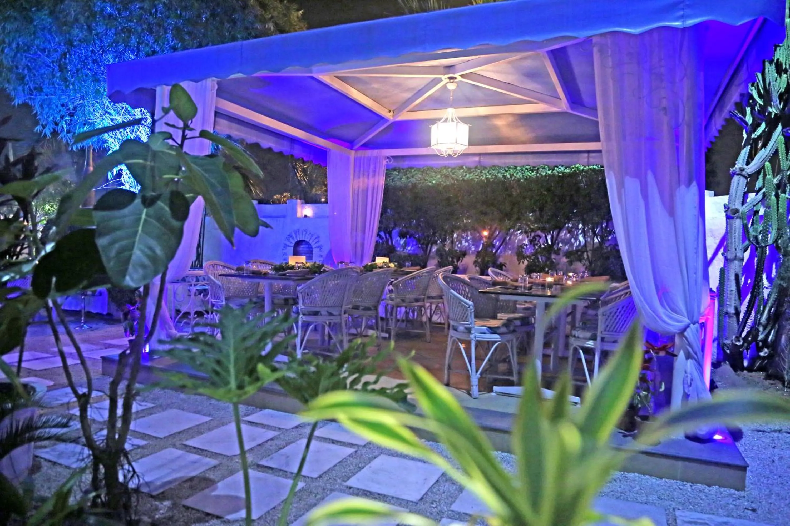 Restaurant/places to eat in Regent Park Hotel