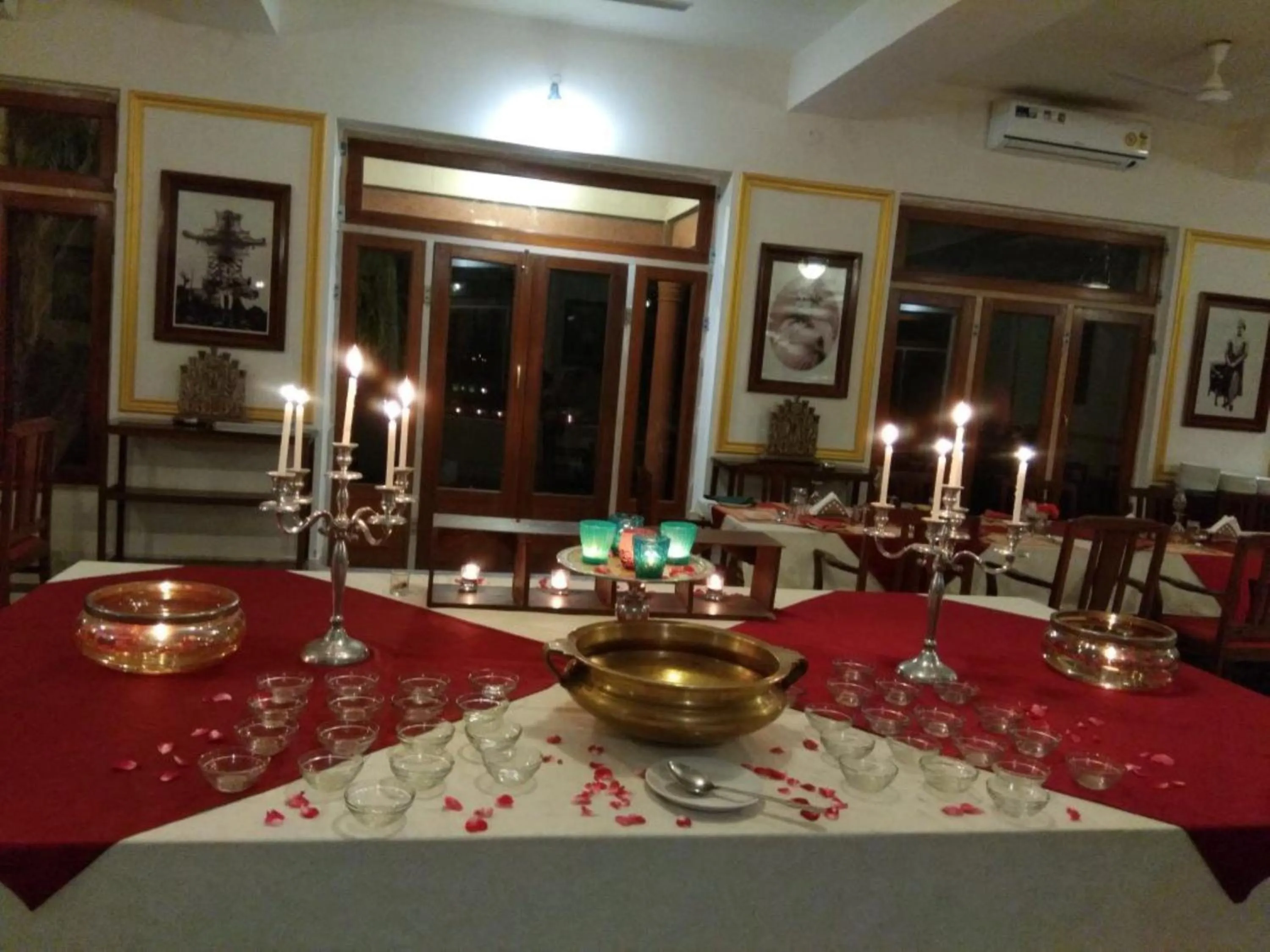 Restaurant/places to eat in Bhanwar Vilas Palace