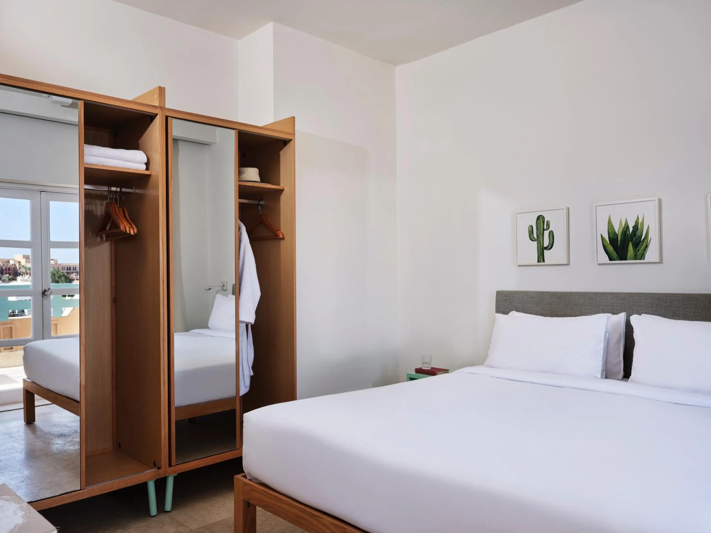 Bedroom, Bed in Captain's Inn Hotel